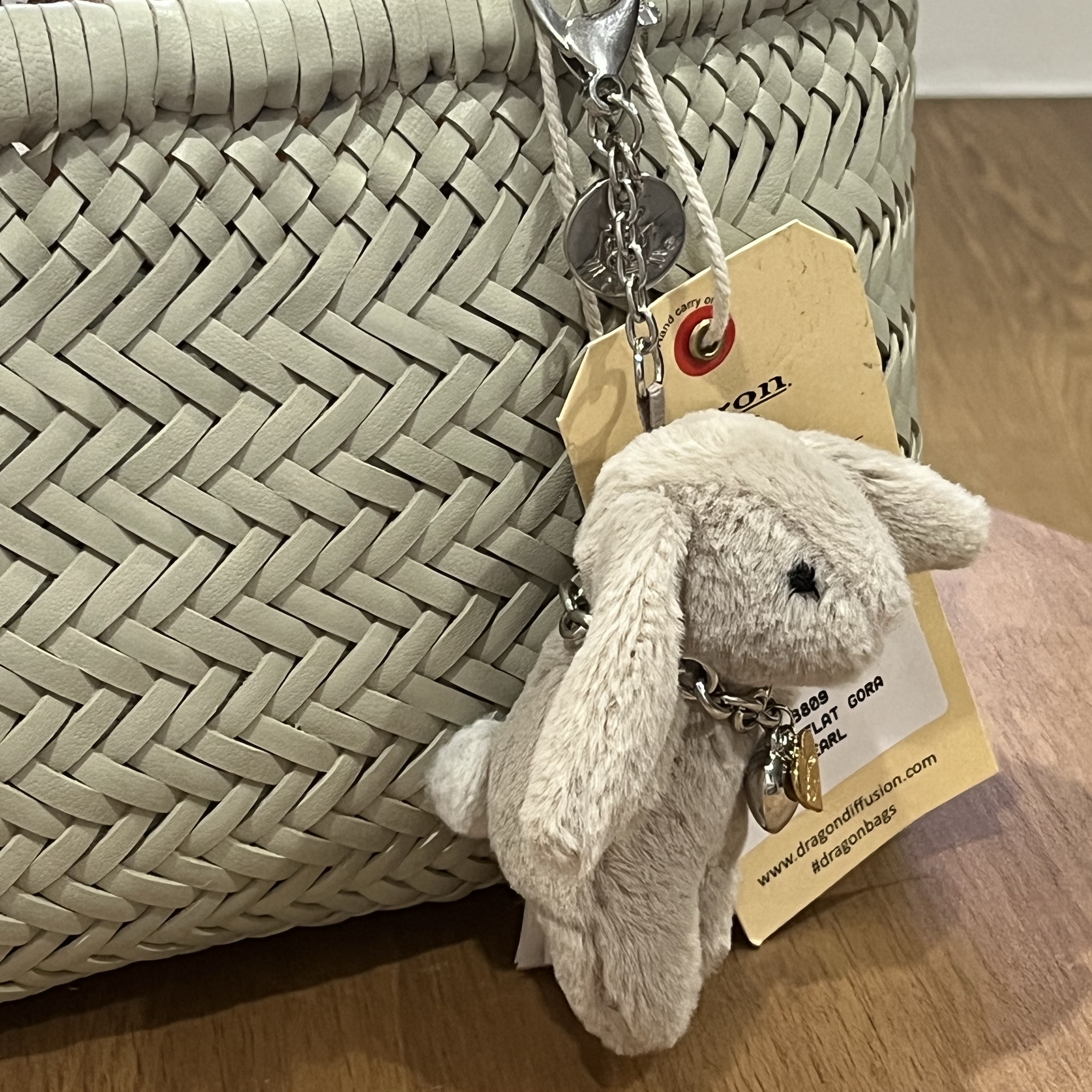 Dragon Diffusion Mini Flat Gora Pearl, Jellycat Bashful Bunny Bag Charm Beige 착용 스타일