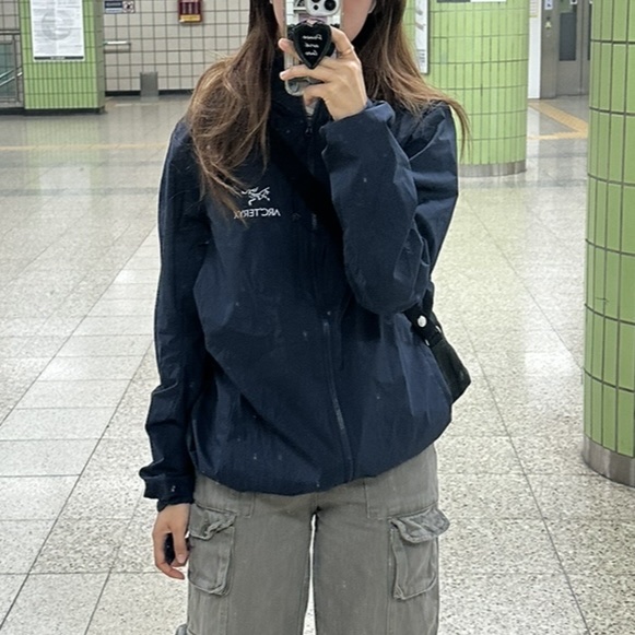 Arc'teryx Squamish Hoody Black Sapphire 착용 스타일