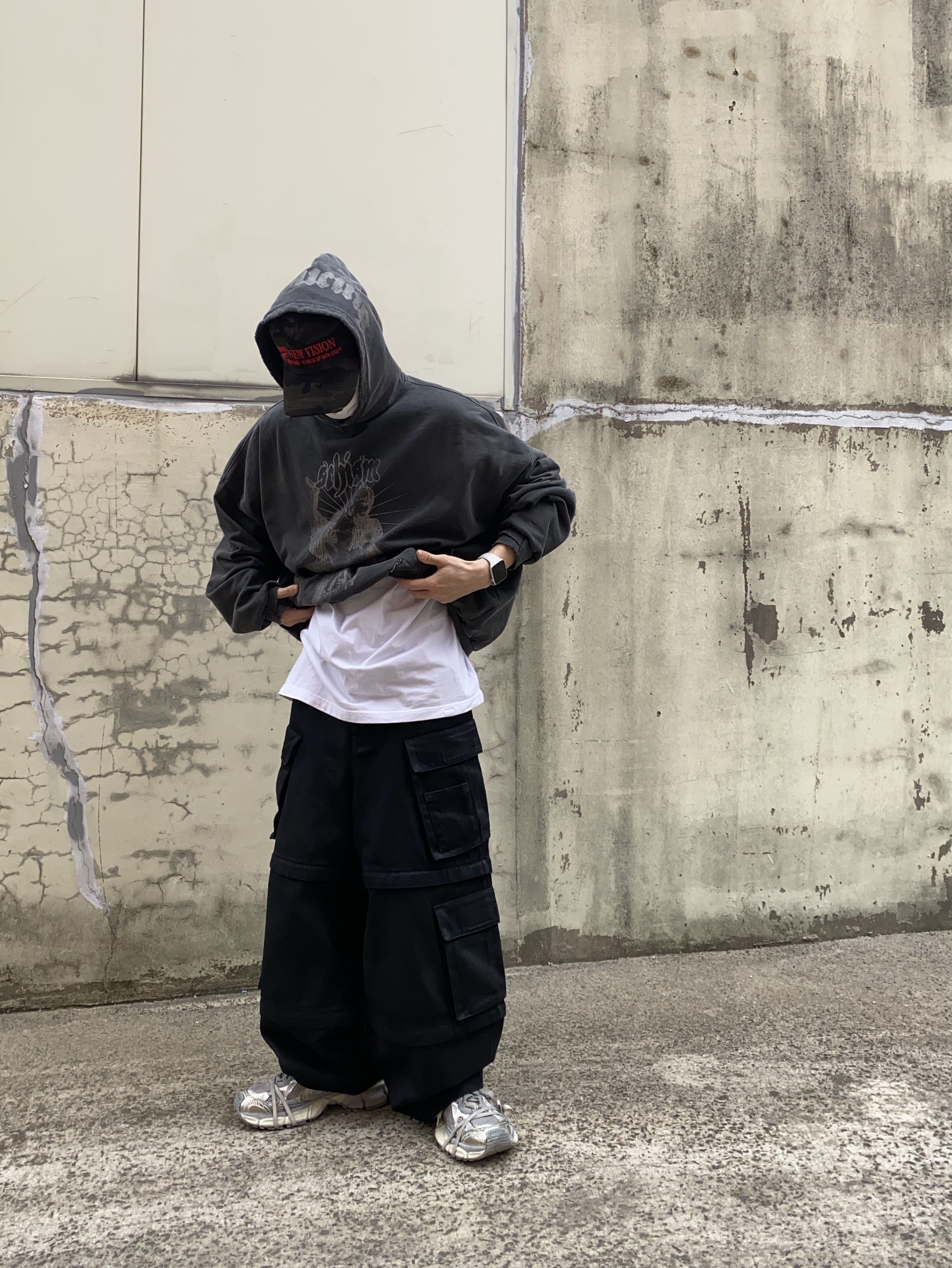 Project G/R Oversized Convertible Cargo Pants Coated Black, Balenciaga 3XL Sneakers Light Beige 착용 스타일 - 3