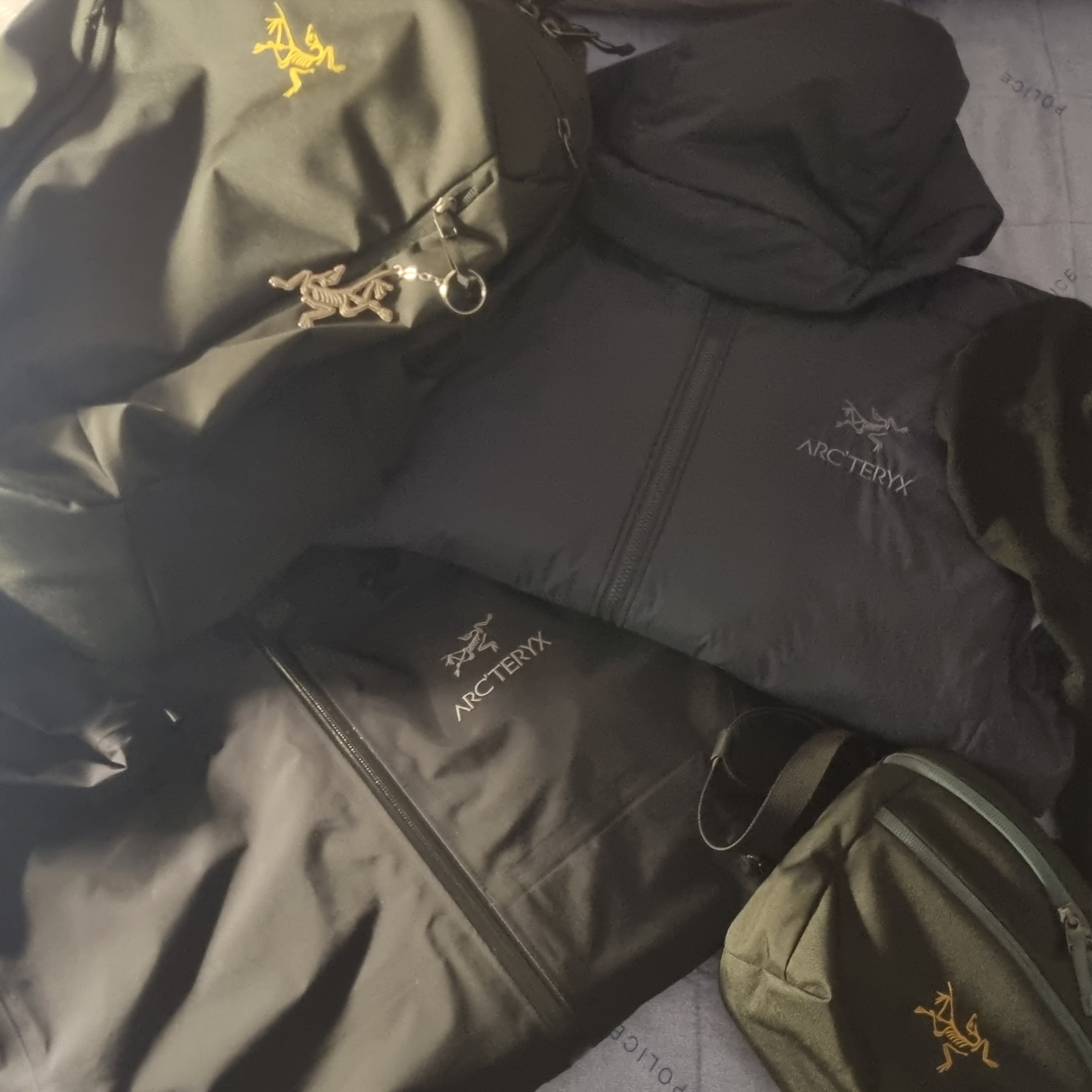 Arc'teryx Mantis 2 Waistpack Dark Magic, Arc'teryx Beta LT Jacket Black 착용 스타일