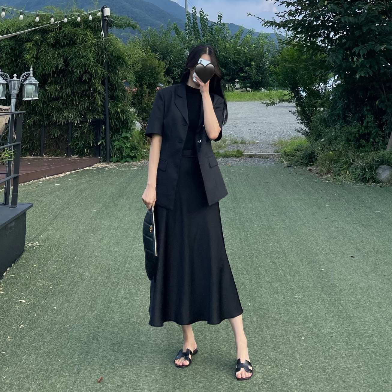 (W) Hermes Oran Sandal Calfskin & Noir Piqures Ecrues, Chanel 19 Pouch Lambskin & Gold Black 착용 스타일