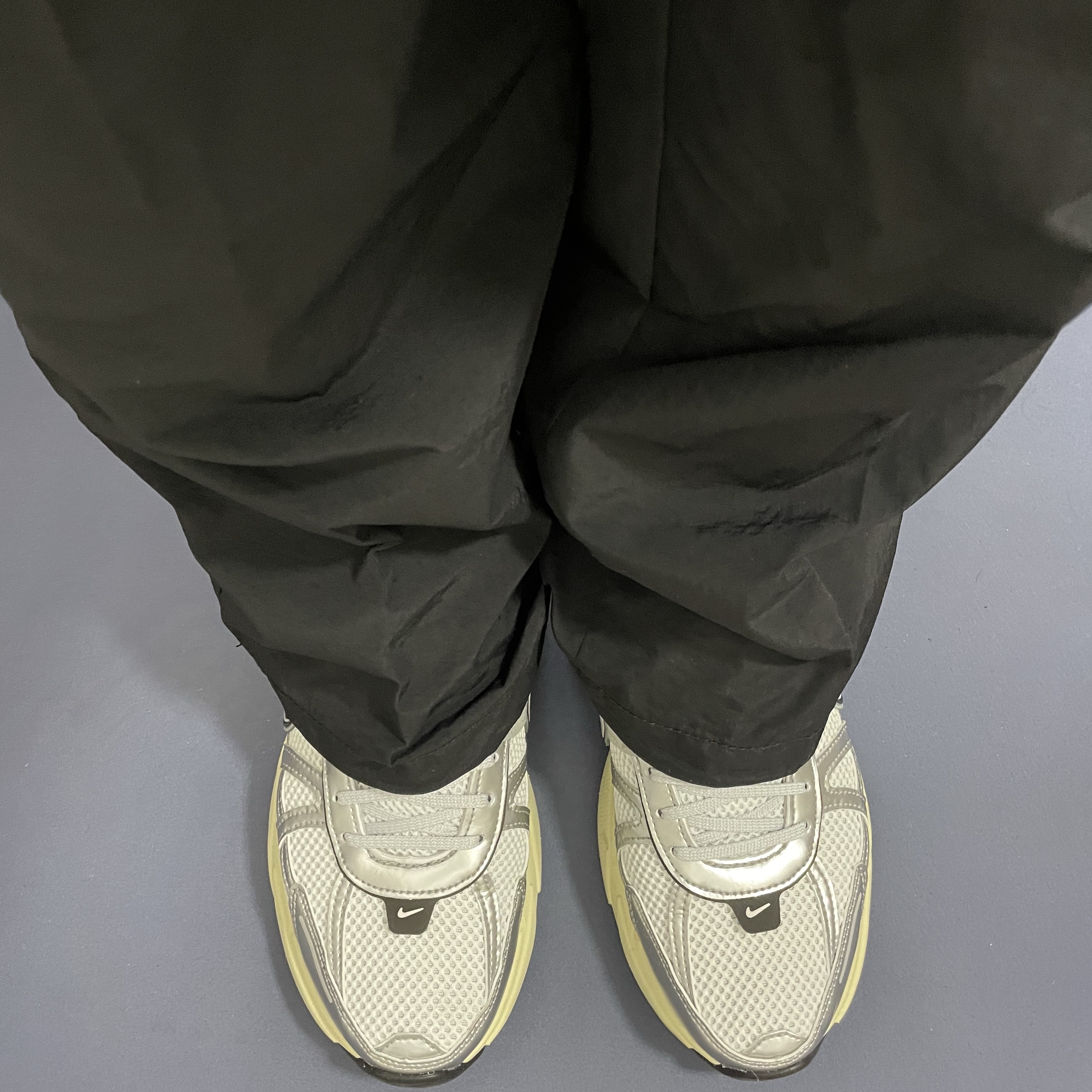 Nike V2K Run Summit White Metallic Silver 착용 스타일 - 2