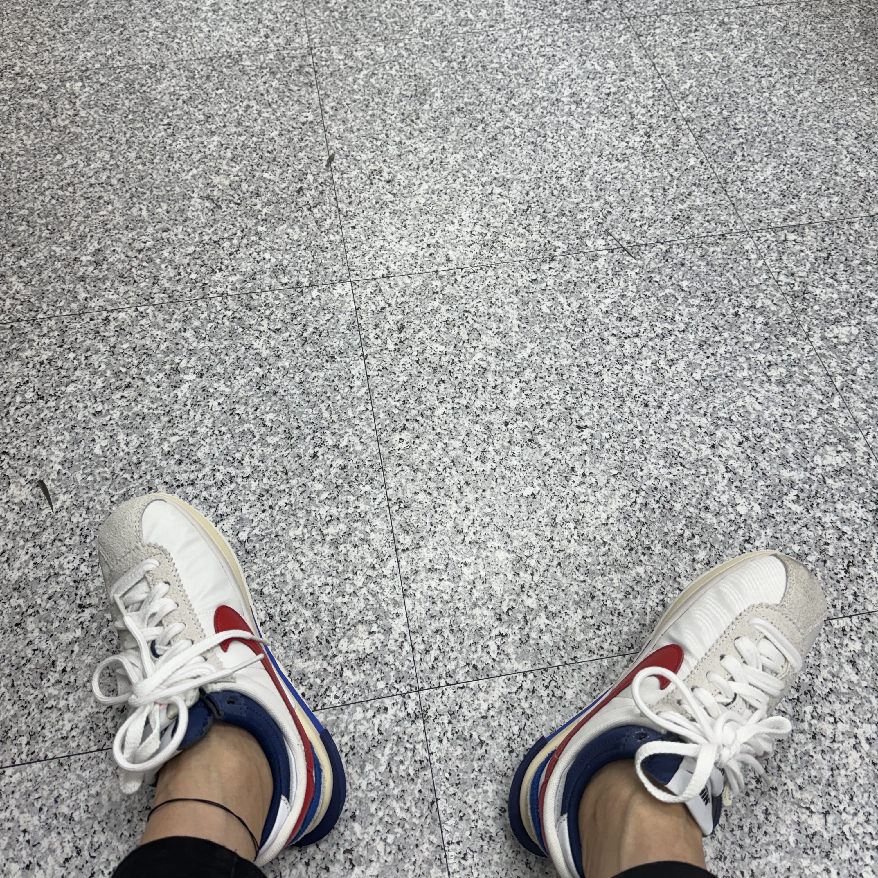 Nike x Sacai Zoom Cortez SP White and University Red 착용 스타일
