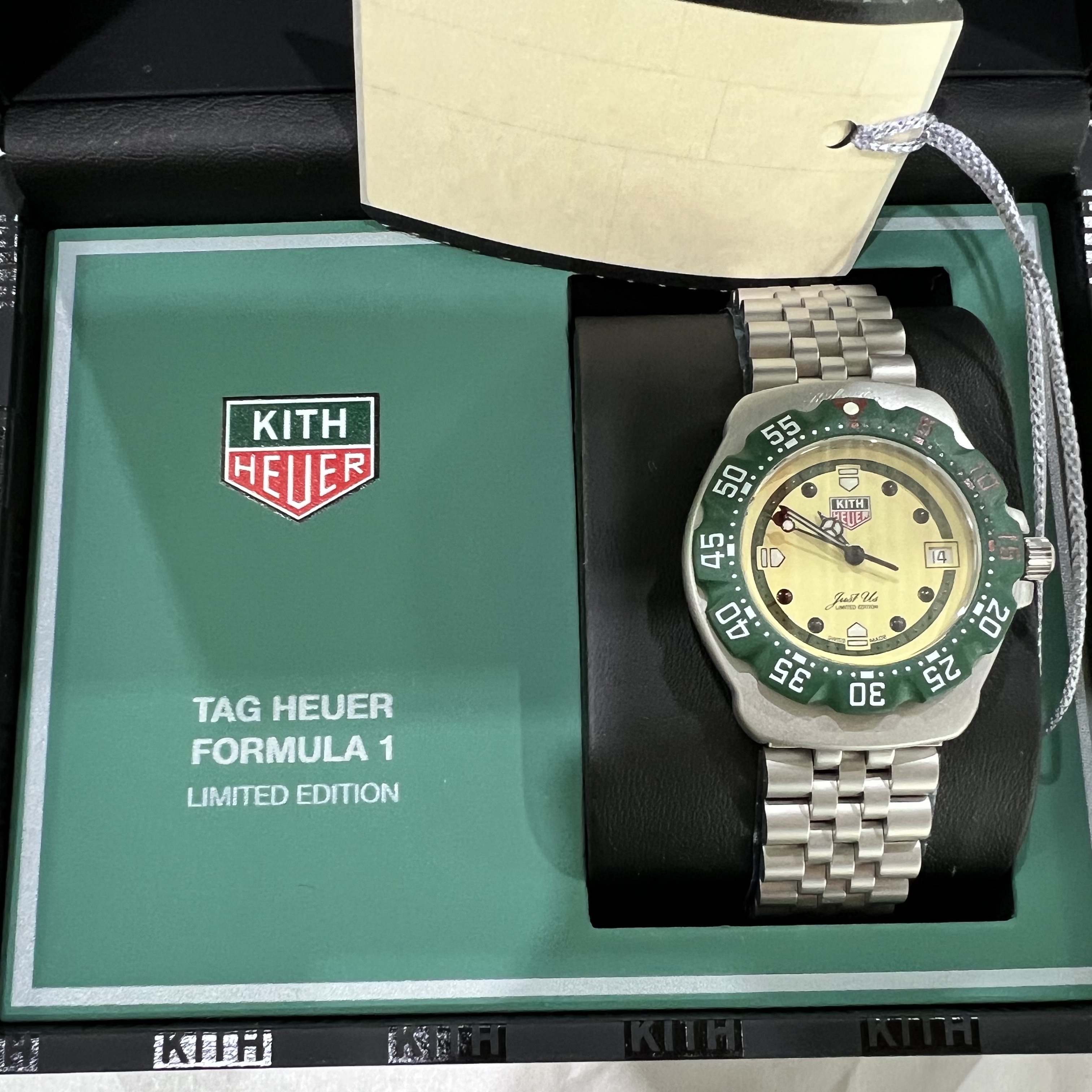 TAG Heuer x Kith Formula 1 Paris Quartz Steel Eggshell 착용 스타일