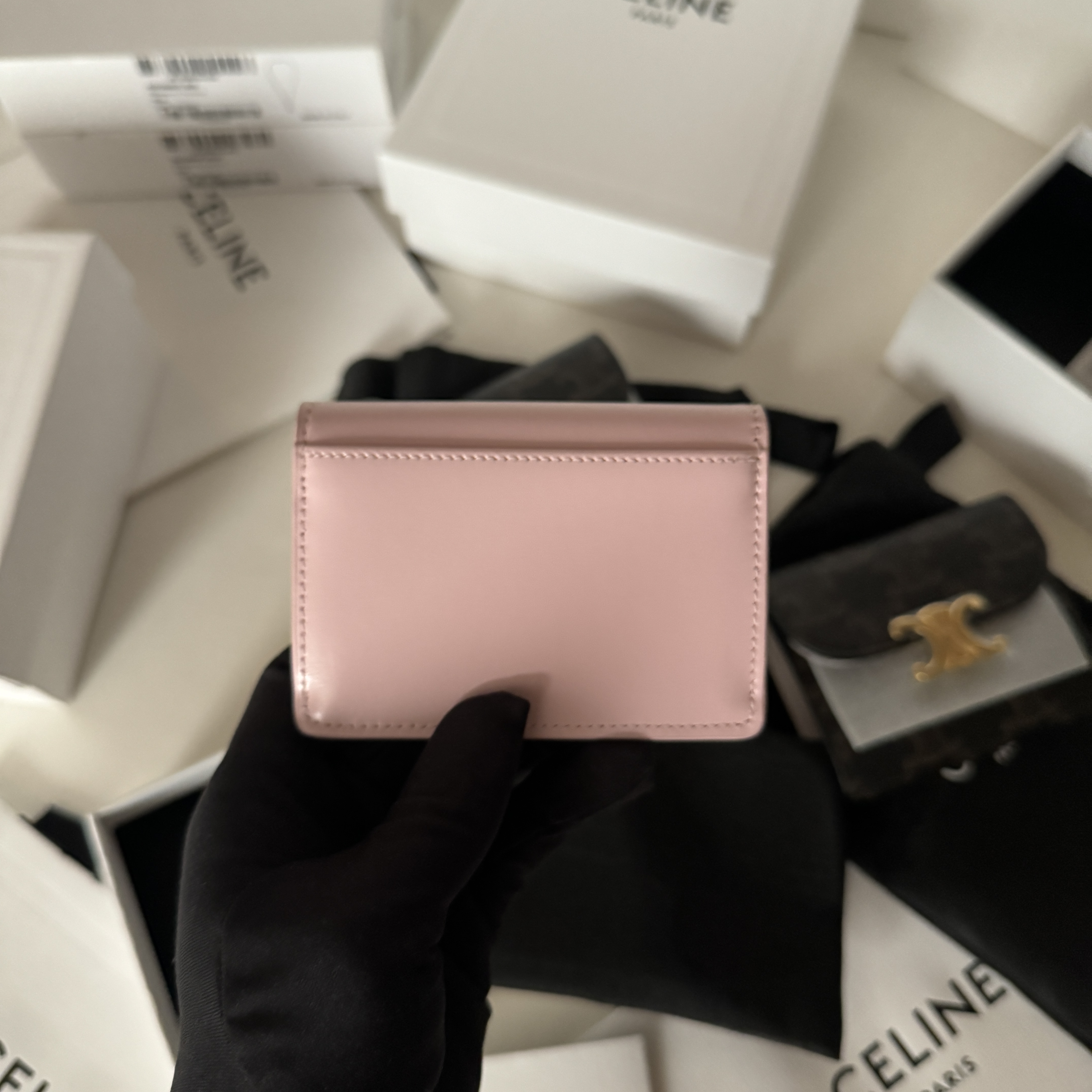 Celine Card Holder with Flap Triomphe in Shiny Calfskin Pastel Pink 착용 스타일 - 2