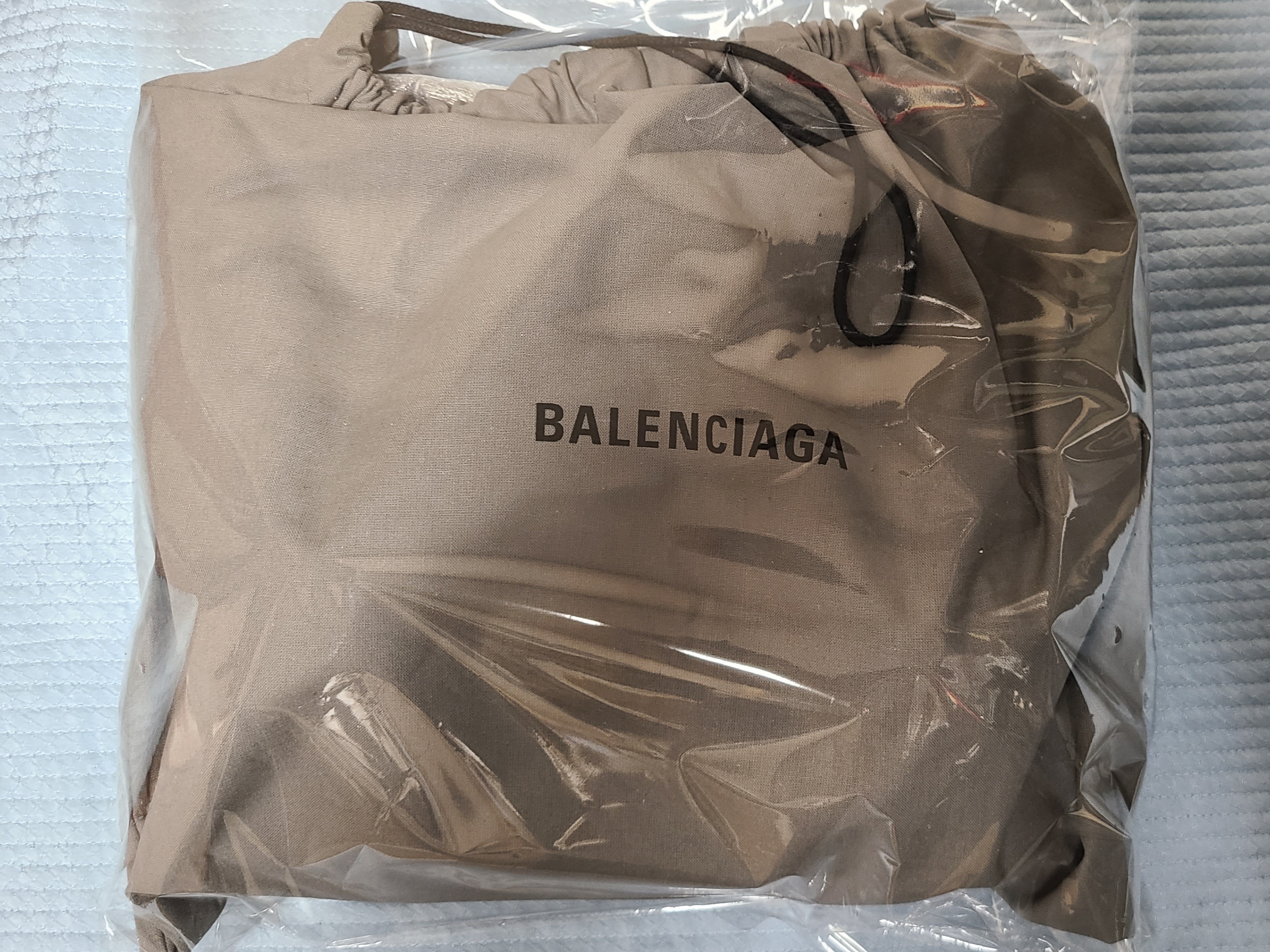 Balenciaga Arena Lambskin Aged Silver Hardware Le Cagole XS Flap Bag Black 착용 스타일 - 1
