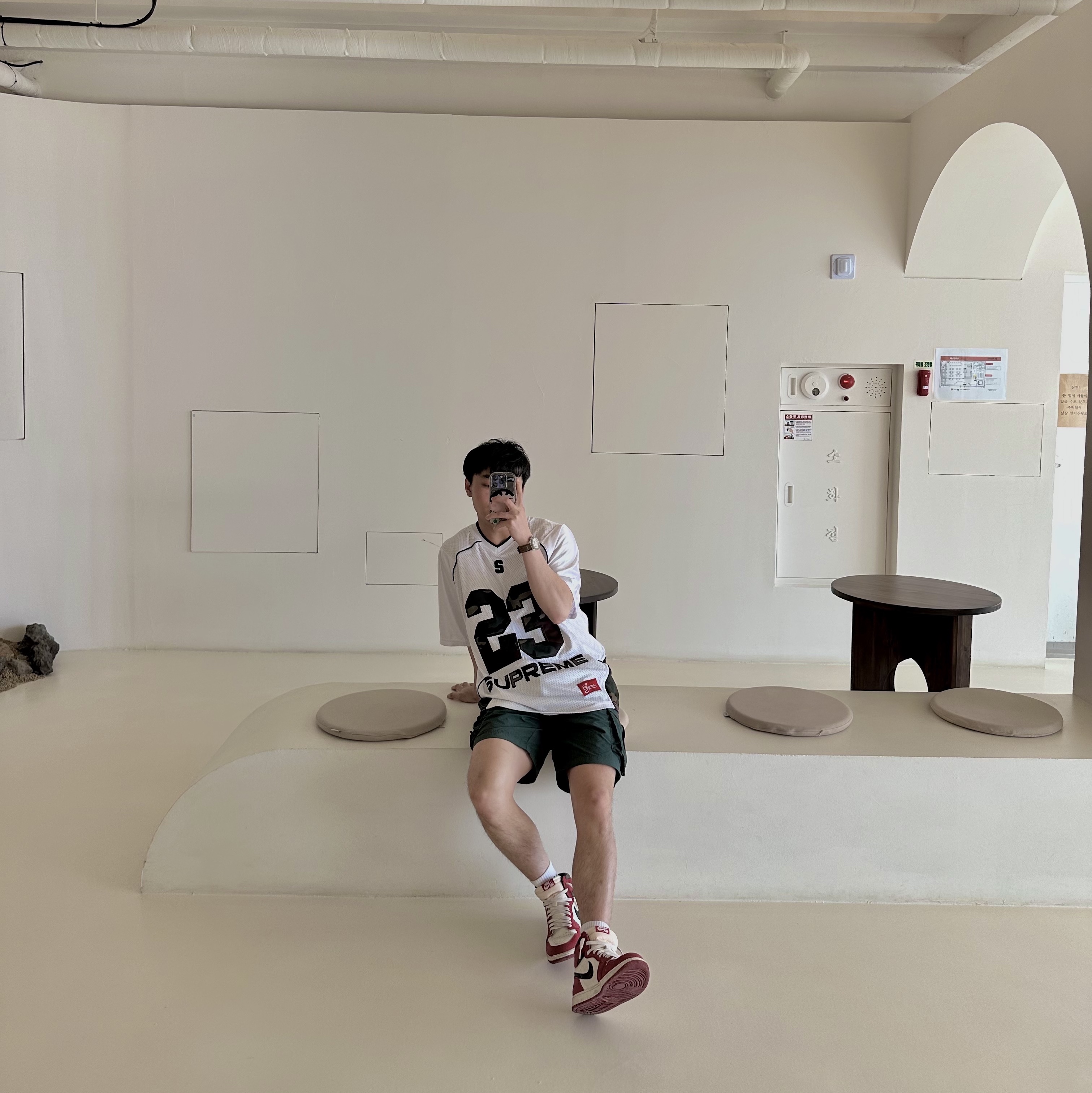 Supreme Perfect Season Football Jersey White - 23SS, Jordan 1 Retro High OG Chicago 2022 착용 스타일 - 5