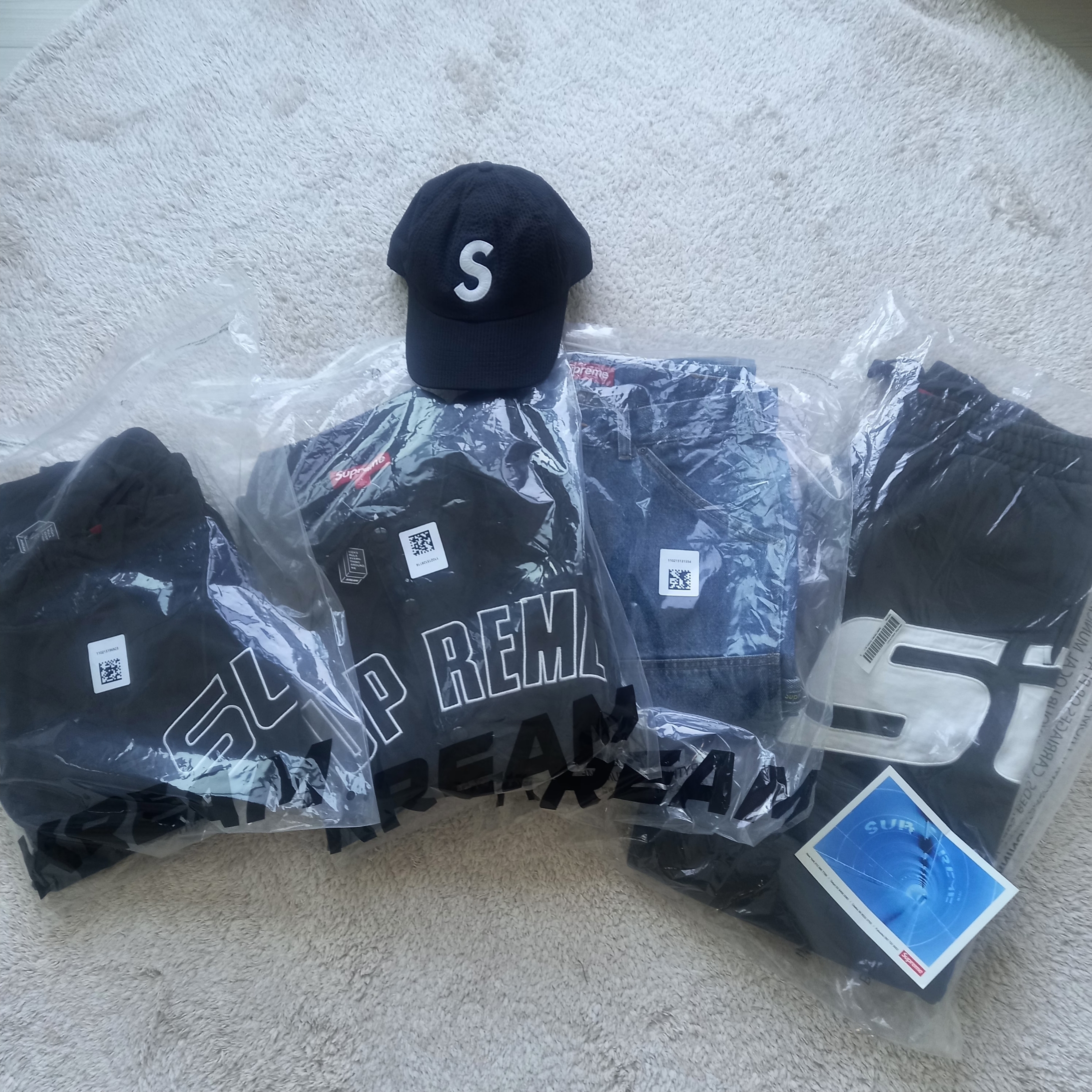 Supreme Seersucker S Logo 6-Panel Black - 24SS, Supreme Curve Track Jacket Black - 24SS 착용 스타일 - 4