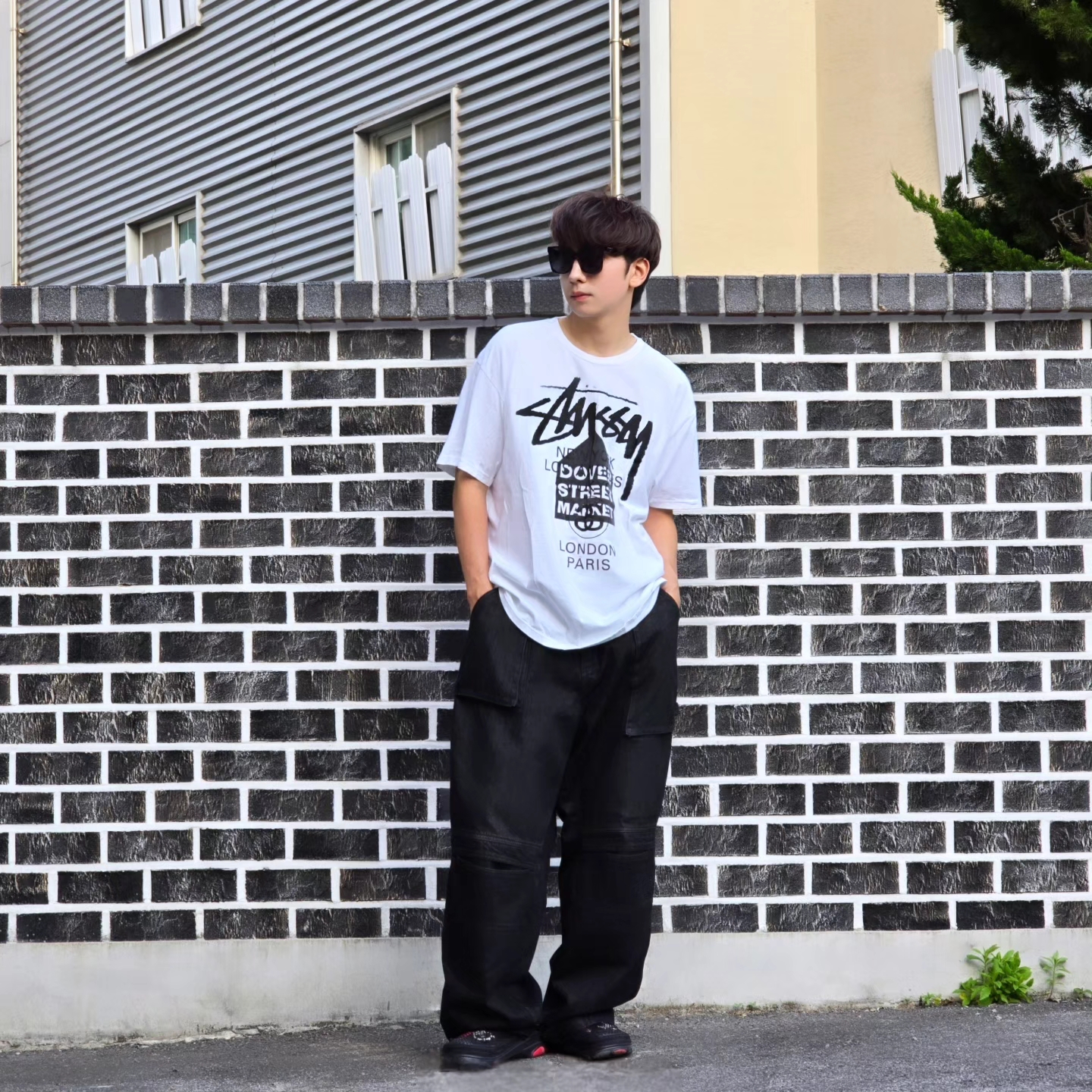 Crocs x Staple Classic All Terrain Clog Black, Stussy DSM World Tour T-Shirt White 착용 스타일 - 8