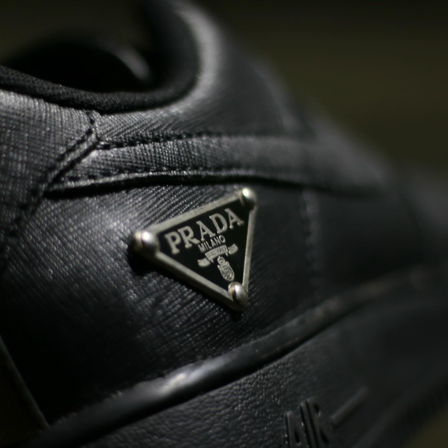 Prada Saffiano Leather Smartphone Case Black, Nike Air Force 1 '07 Low Triple Black 착용 스타일 - 1