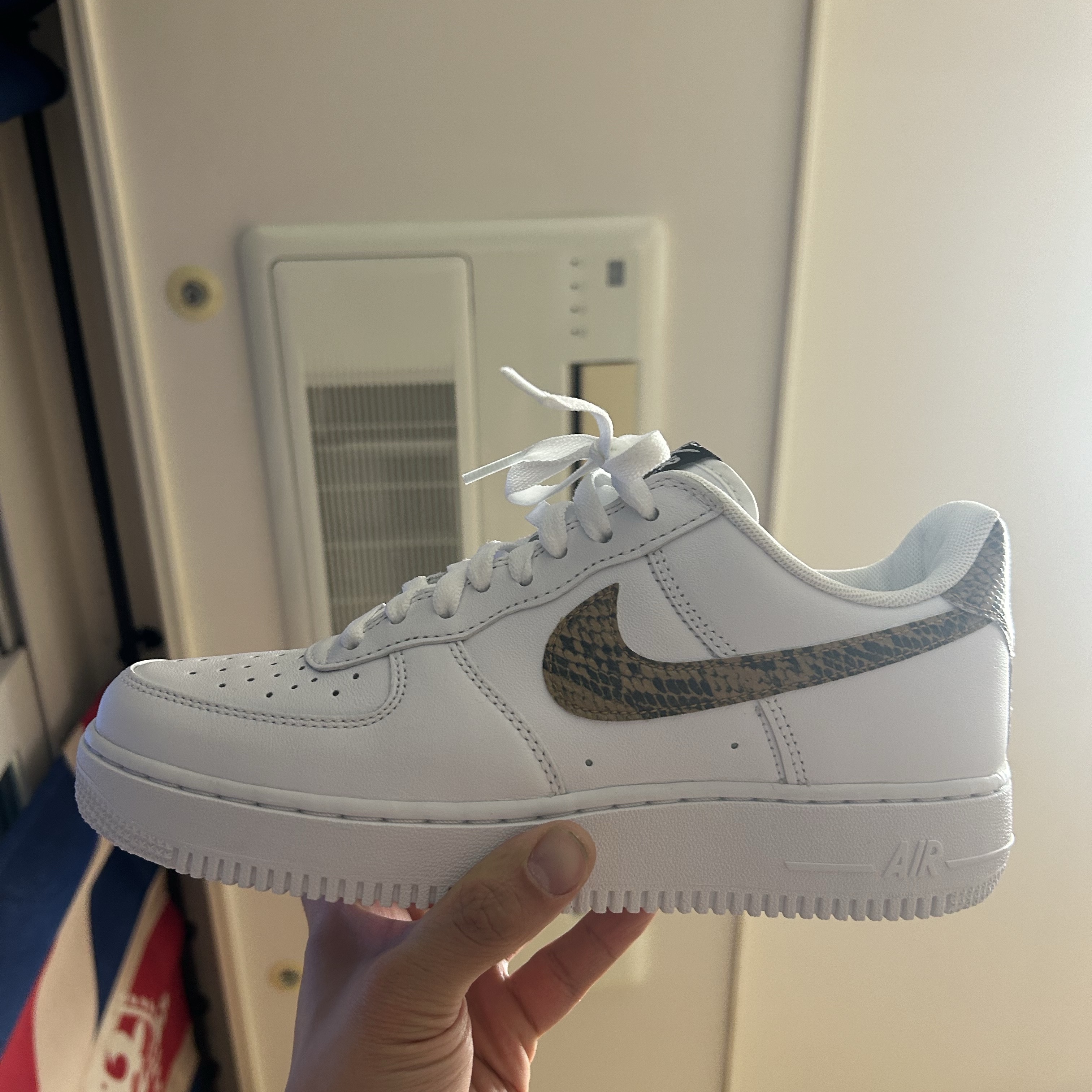 Nike Air Force 1 Low Retro PRM QS Ivory Snake 2019 착용 스타일 - 3