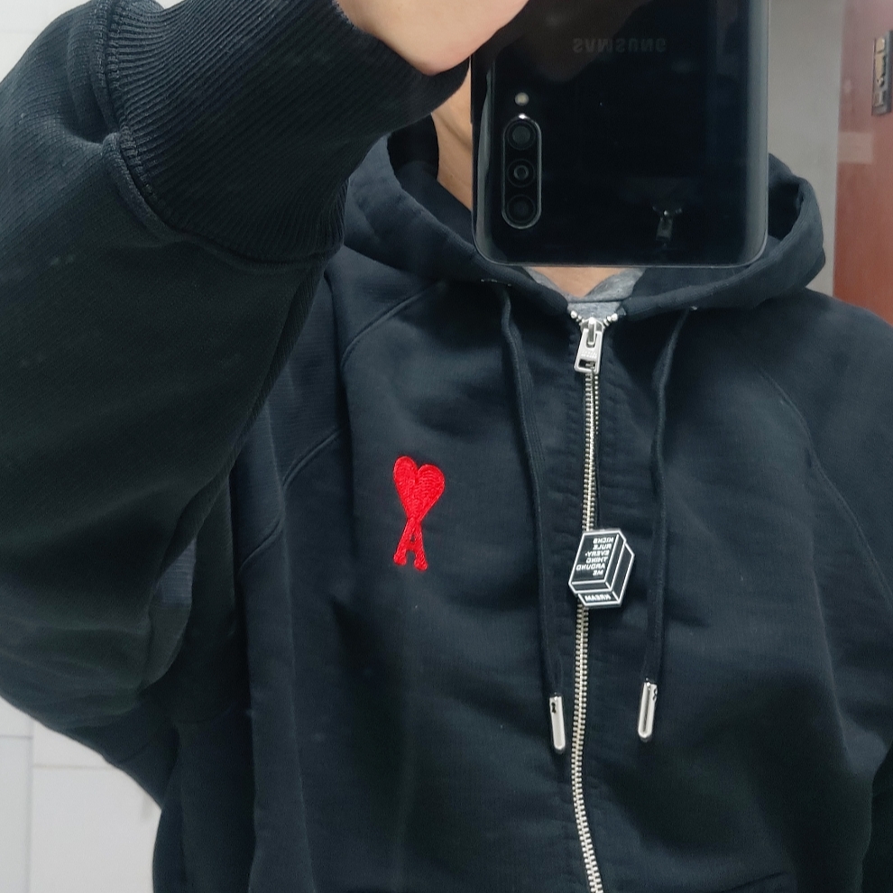 AMI de Coeur Zipped Hoodie Black 착용 스타일 - 4