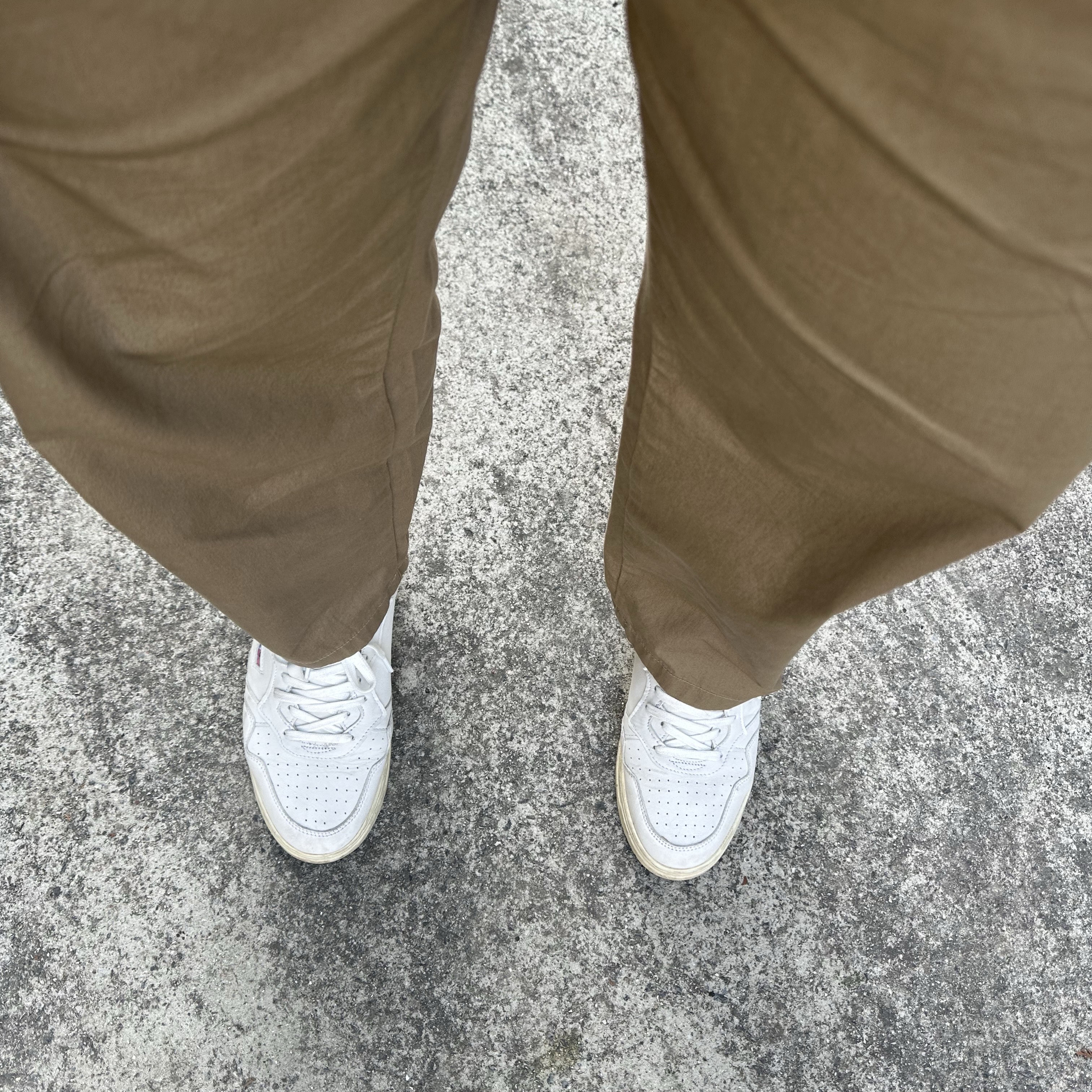 Autry Medalist Low Leather Sneakers White 착용 스타일 - 2