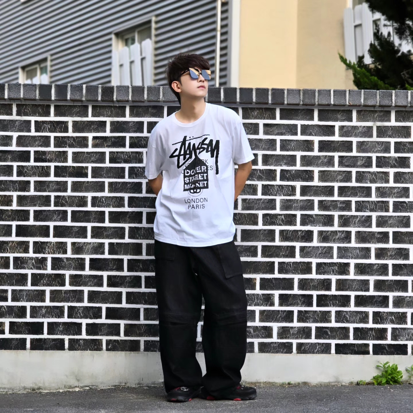 Crocs x Staple Classic All Terrain Clog Black, Stussy DSM World Tour T-Shirt White 착용 스타일 - 10