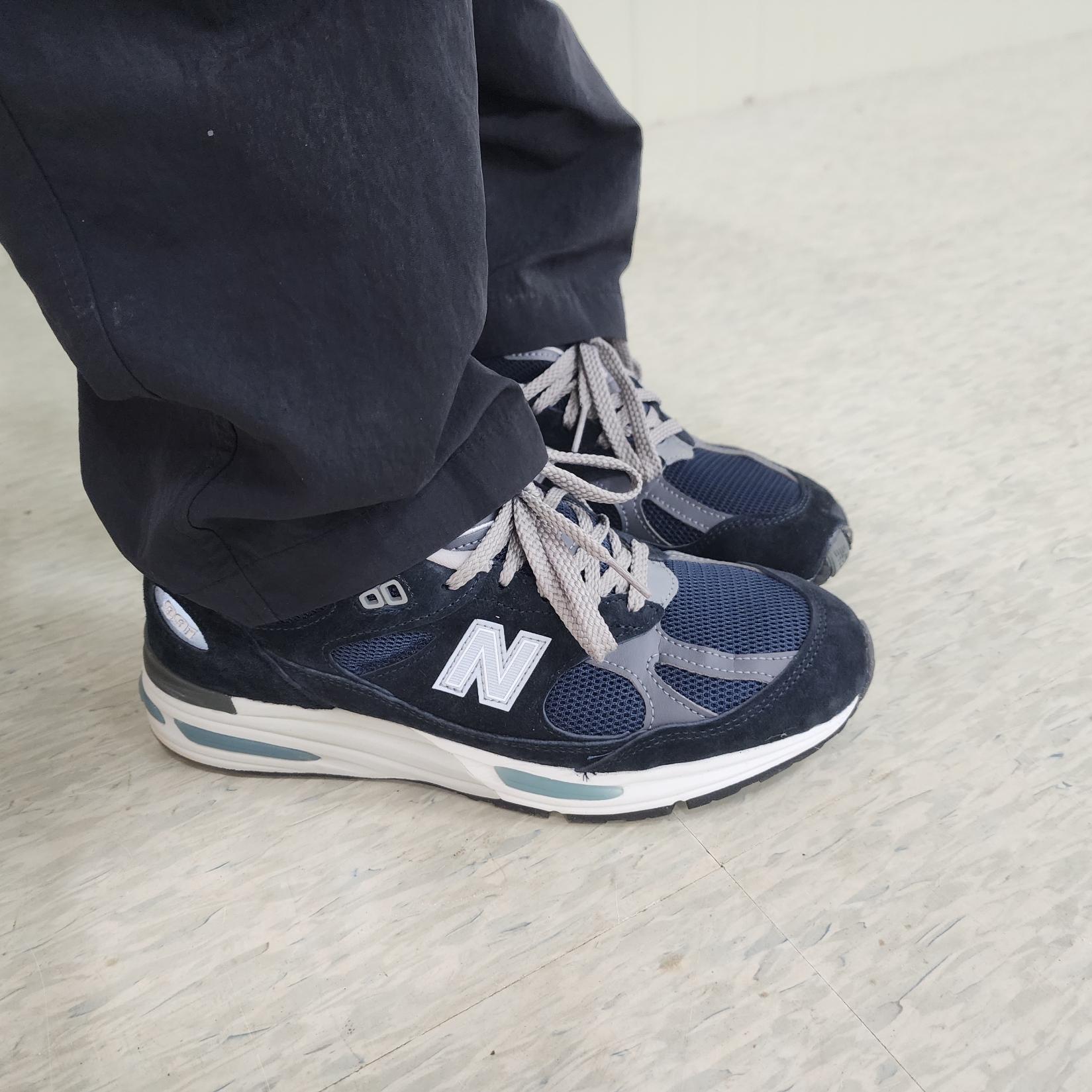 New Balance 991v2 Made in UK Dark Navy Smoked Pearl 착용 스타일 - 2