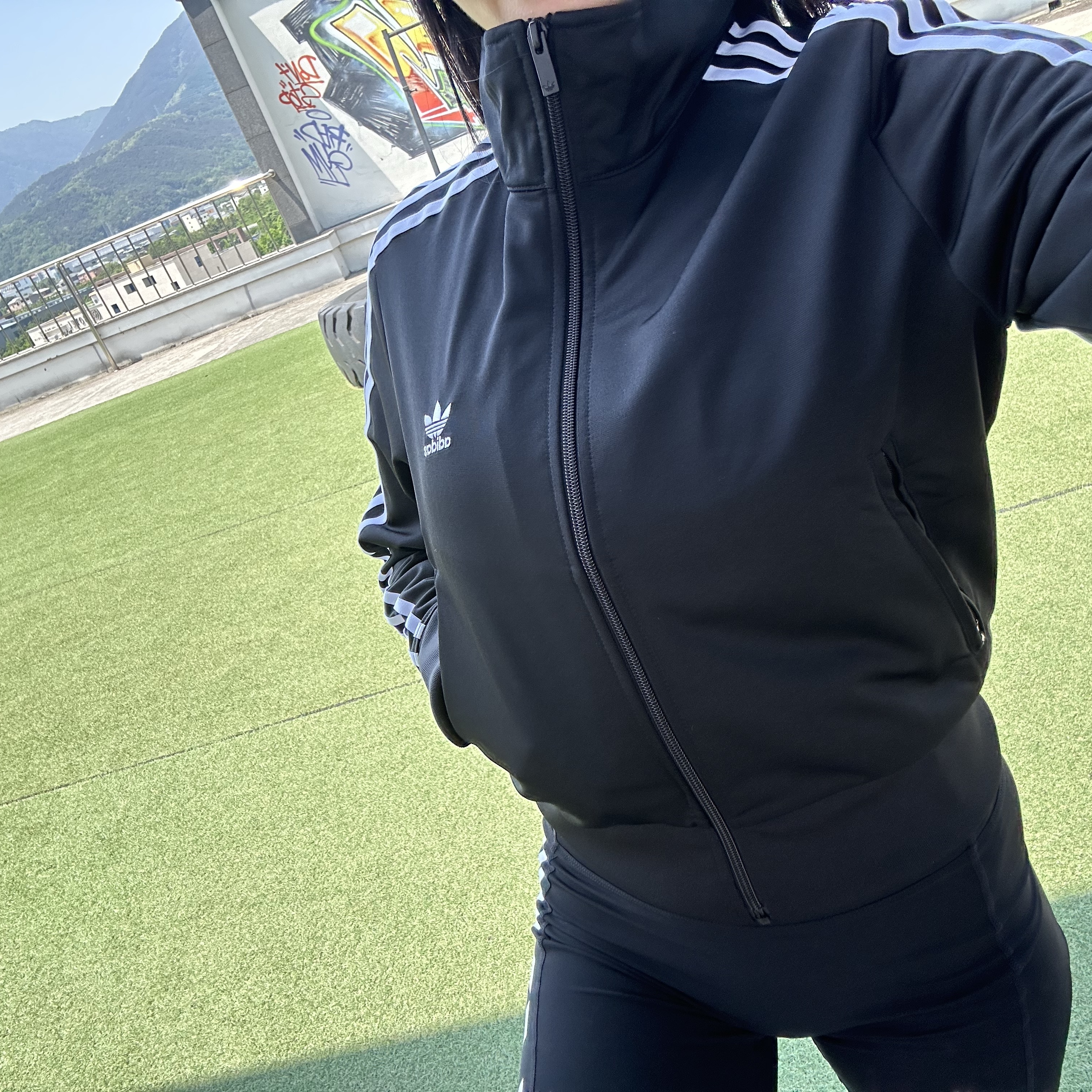 (W) Adidas Adicolor Classic Firebird Track Top Black - KR Sizing 착용 스타일 - 2