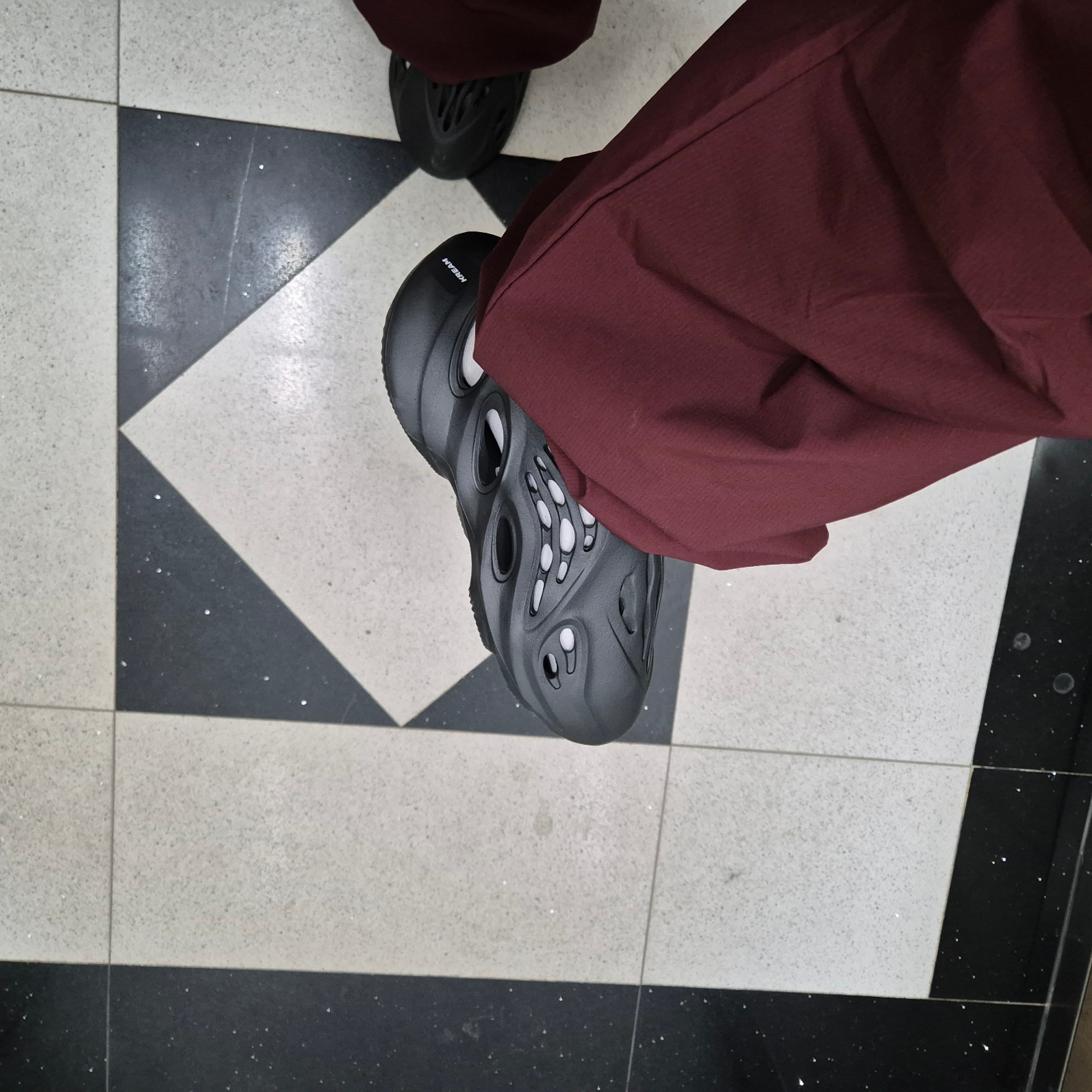 Adidas Yeezy Foam RNNR Onyx 착용 스타일