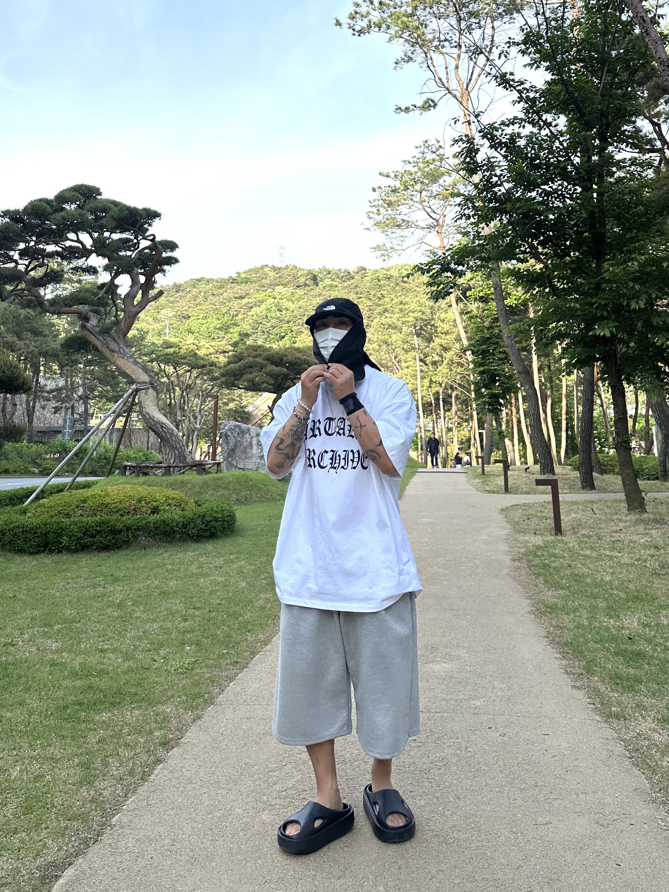 Axel Arigato Magma Sandal Black, The North Face Eco Light Shield Cap Black 착용 스타일 - 3
