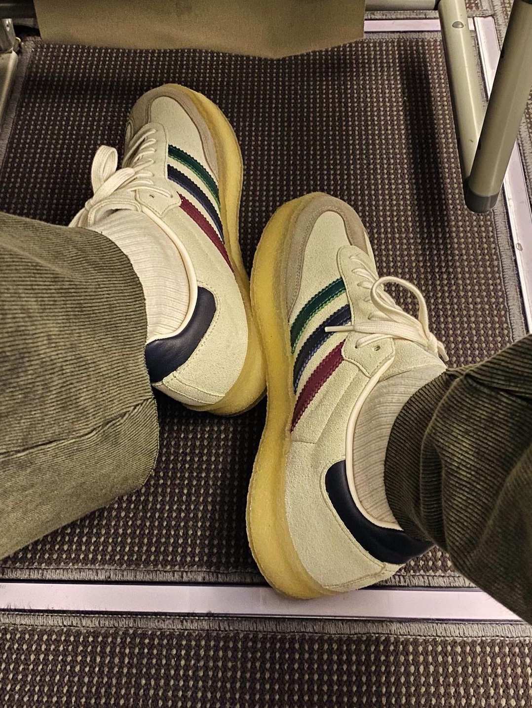 Adidas x Clarks x Ronnie Fieg 8th Street Samba Chalk White Collegiate Green 착용 스타일 - 1