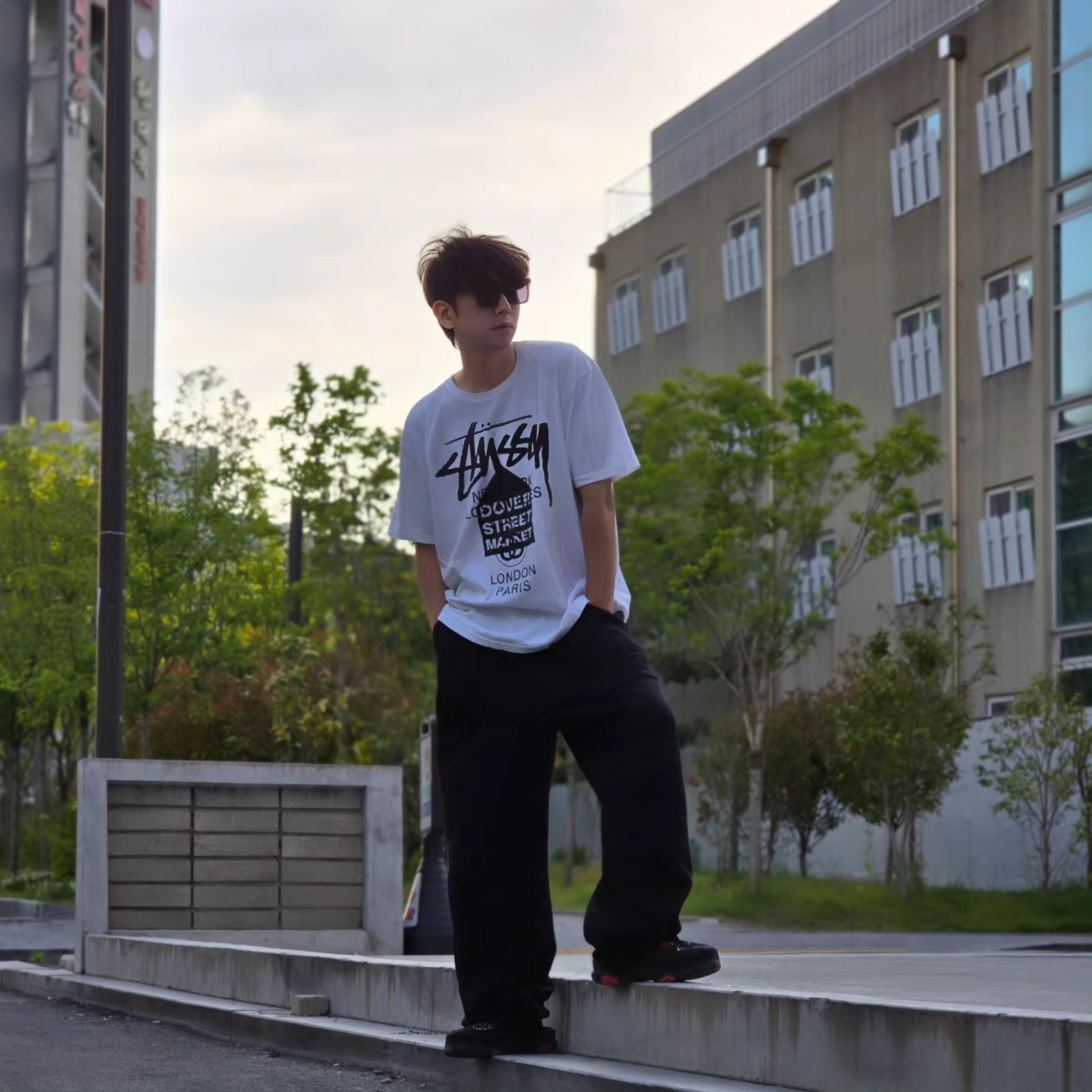 Crocs x Staple Classic All Terrain Clog Black, Stussy DSM World Tour T-Shirt White 착용 스타일 - 6