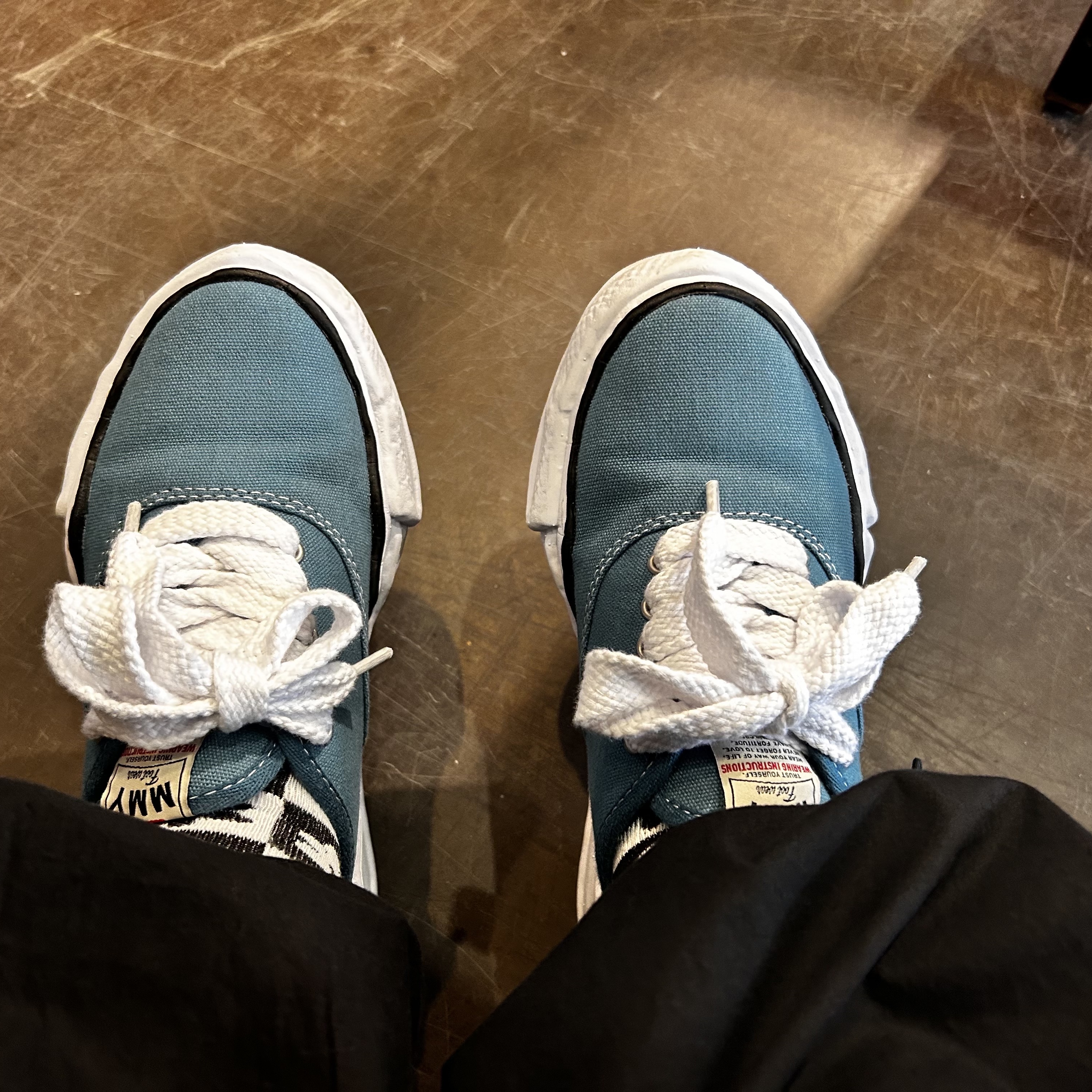 Maison Mihara Yasuhiro Baker OG Sole Canvas Low Cut Sneakers Blue 착용 스타일 - 1