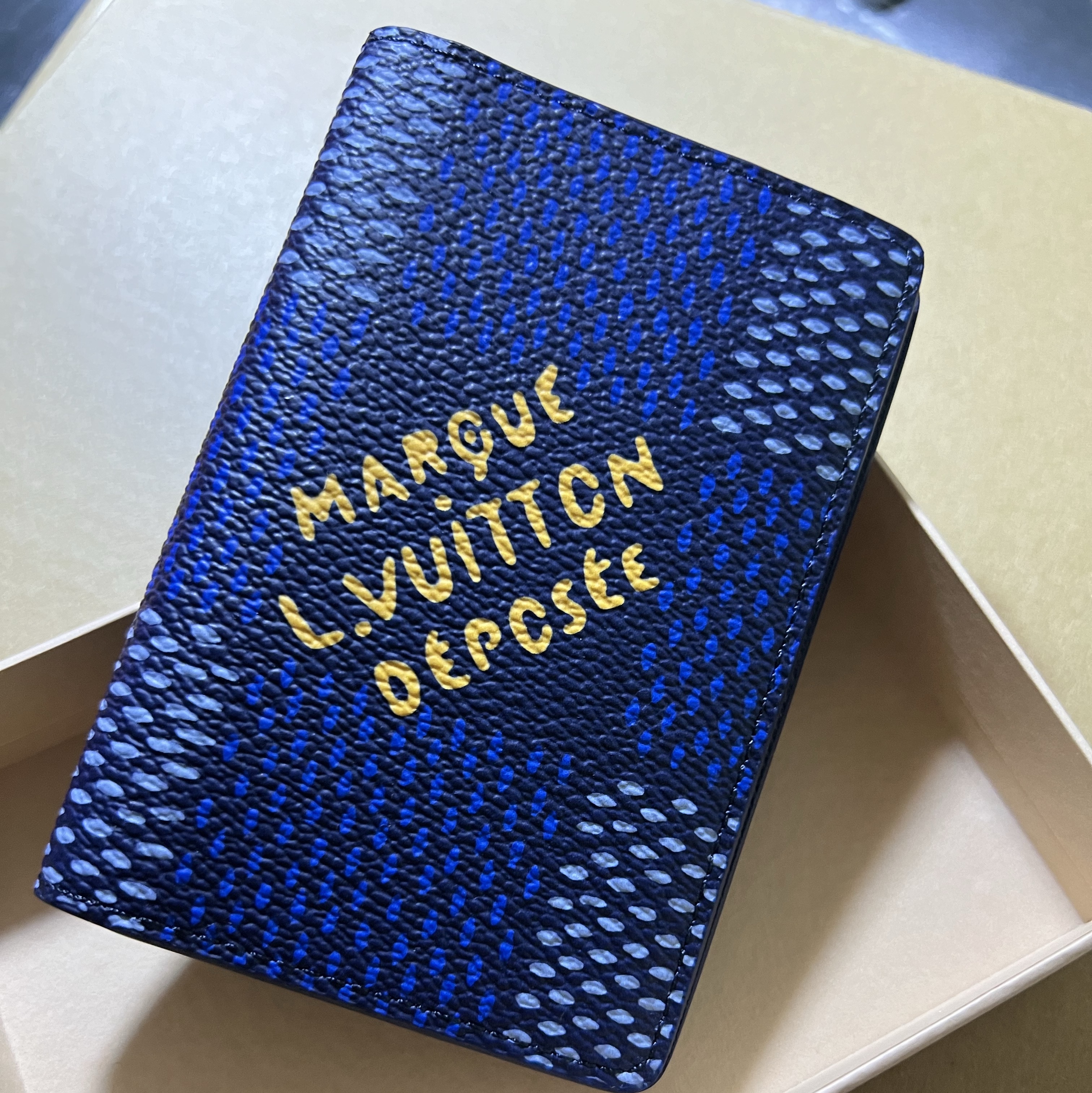 Louis Vuitton Pocket Organizer Damier Blue 착용 스타일
