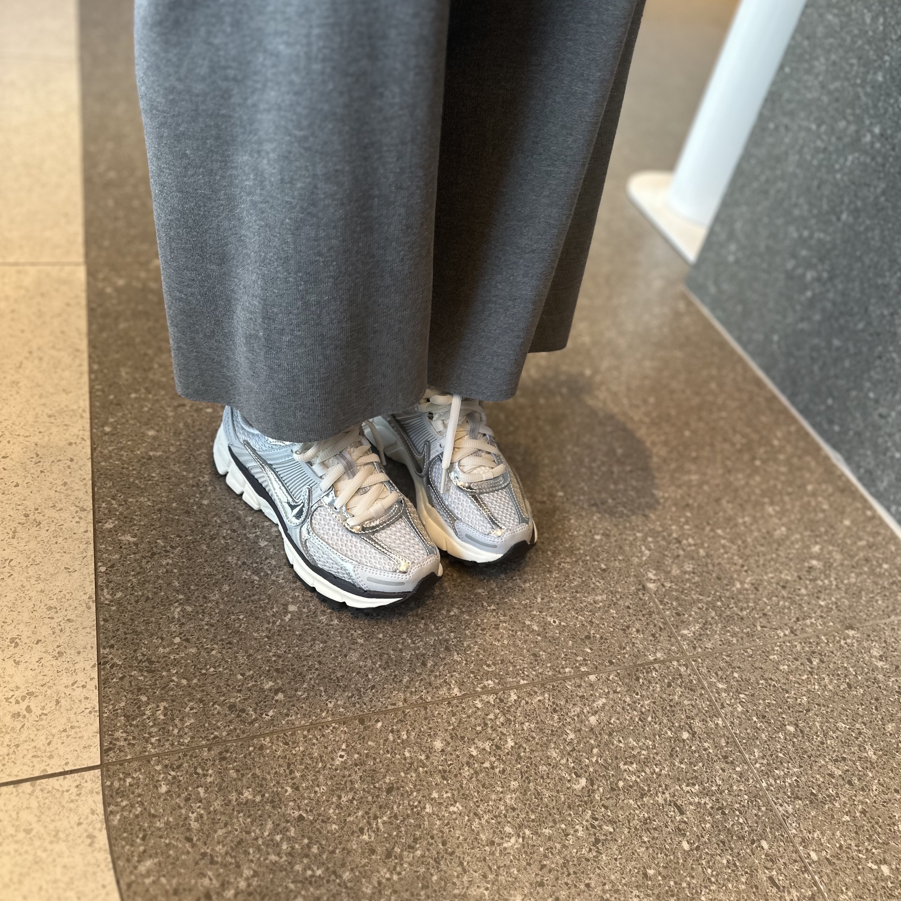 (W) Nike Zoom Vomero 5 Photon Dust and Metallic Silver 착용 스타일