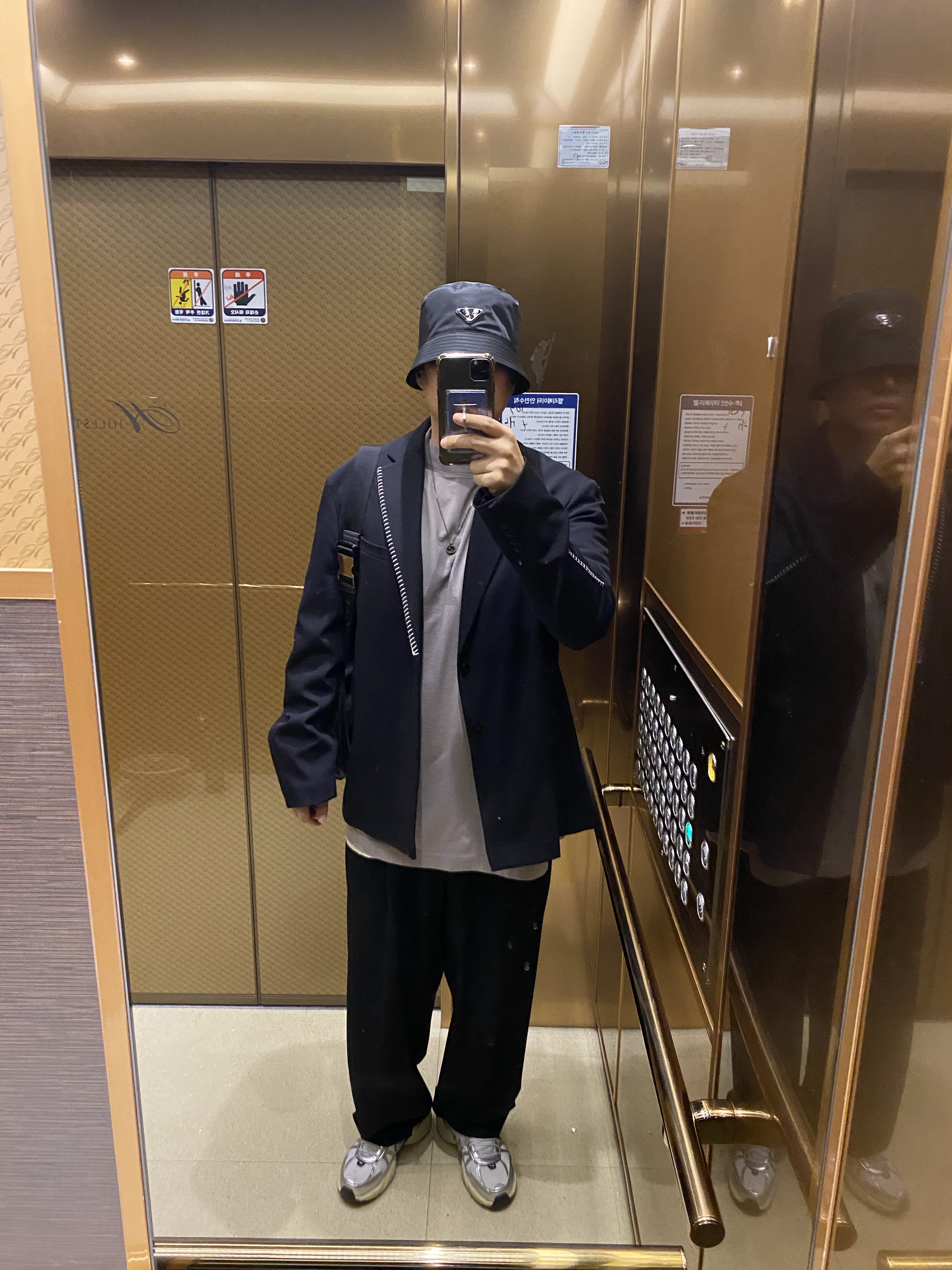 Yeezy Gap Engineered By Balenciaga Dove 3/4 Sleeve T-Shirt Grey, Nike V2K Run Summit White Metallic Silver 착용 스타일