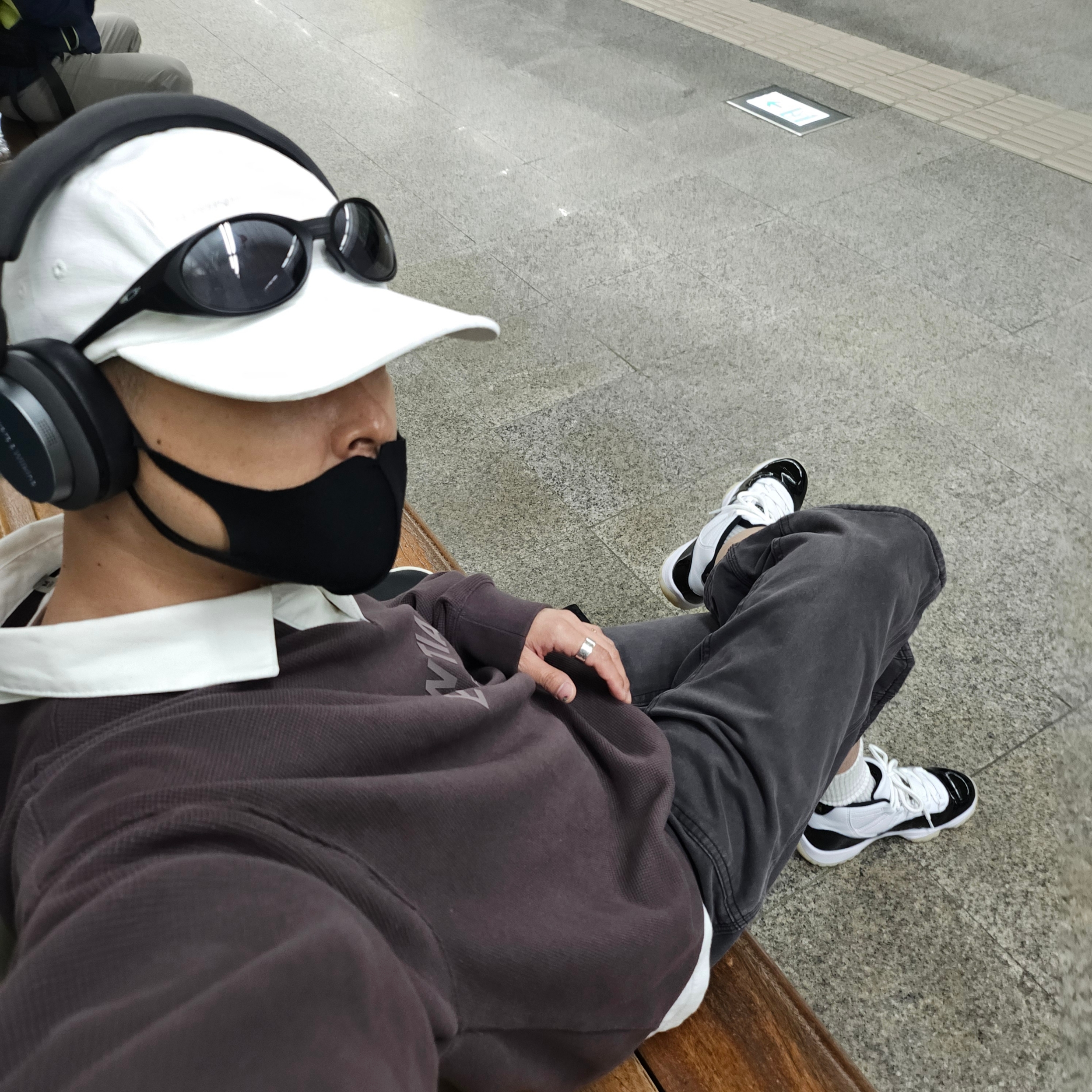 Supreme x MM6 Maison Margiela Painted Camp Cap White - 24SS, Oakley Eye Jacket Redux Matte Black Frame Prizm Grey Lenses High Bridge Fit 착용 스타일 - 3