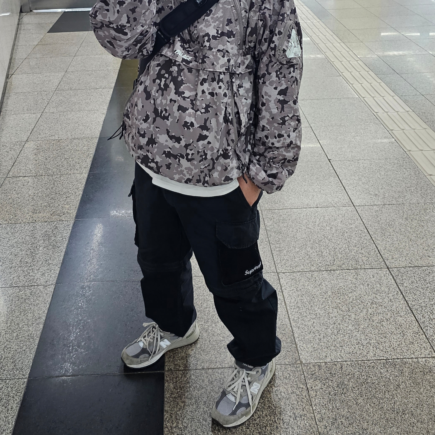 Palace Zip Off Gilet Jacket Urban Camo - 22SS, Supreme Mesh Pocket Belted Cargo Pants Black - 21SS 착용 스타일 - 1