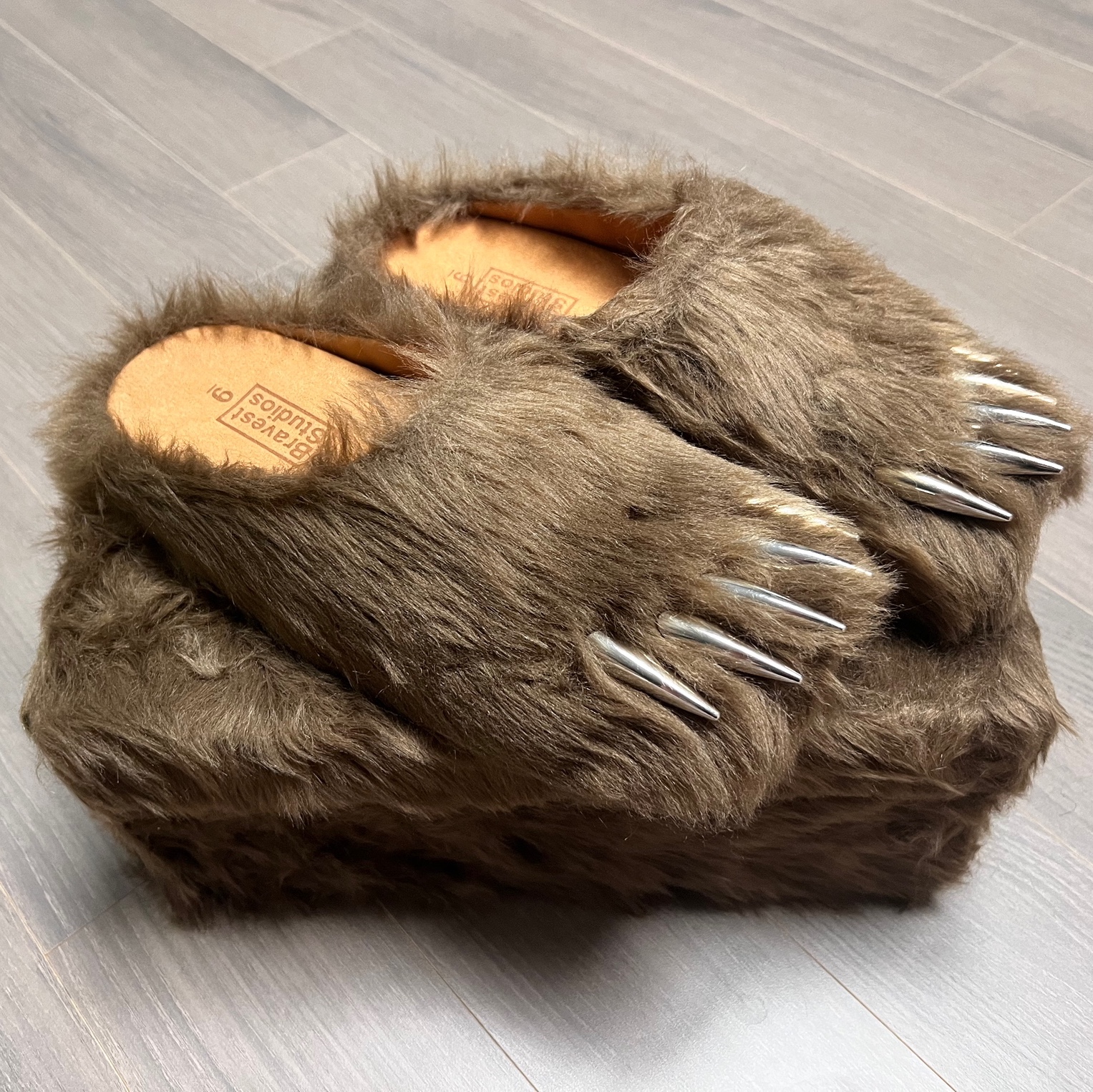 Bravest Studios Bear Claw Mules Brown, Jacquemus Le Bob Artichaut Bucket Hat Brown 착용 스타일 - 2