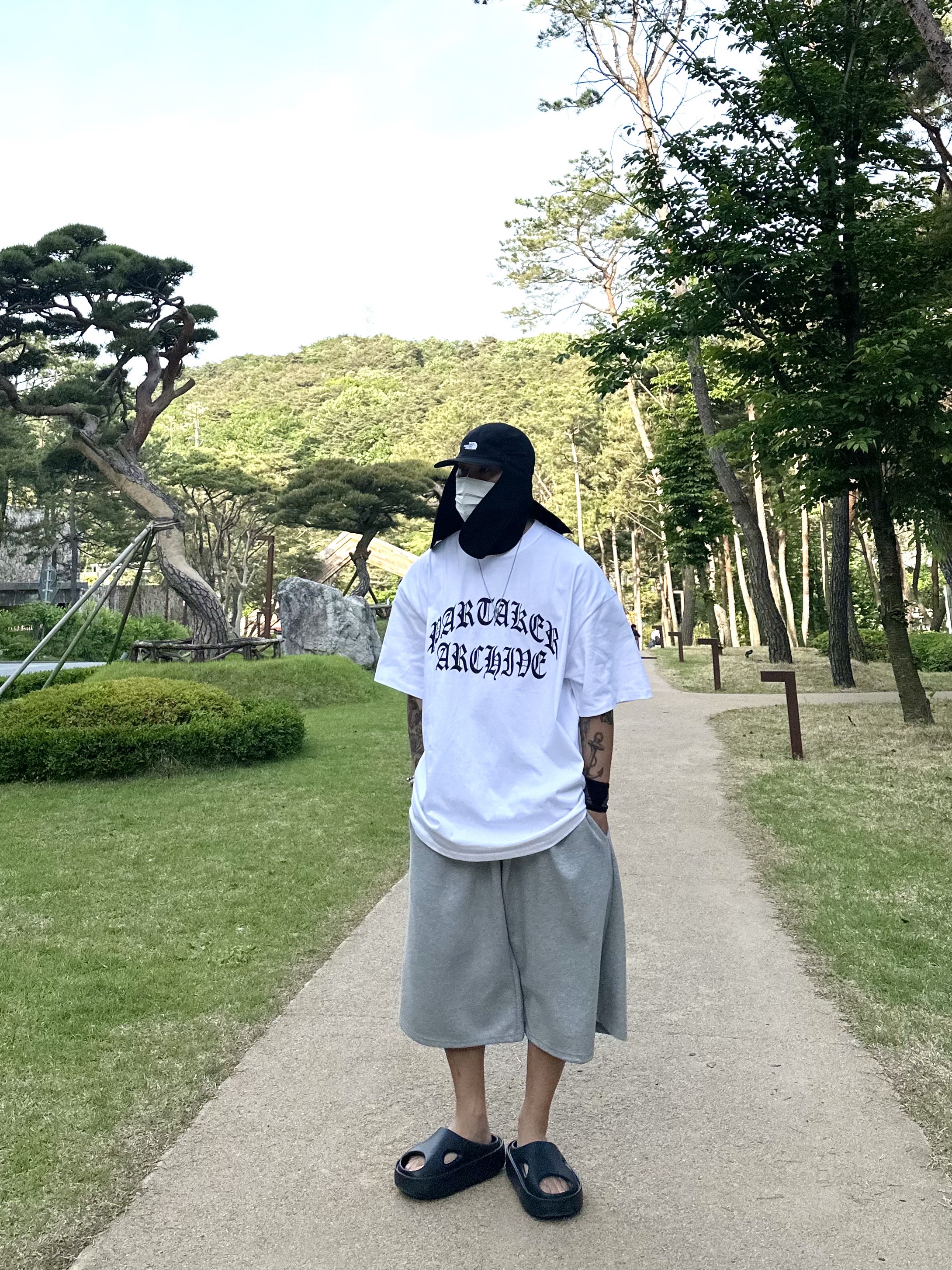 Axel Arigato Magma Sandal Black, The North Face Eco Light Shield Cap Black 착용 스타일 - 1