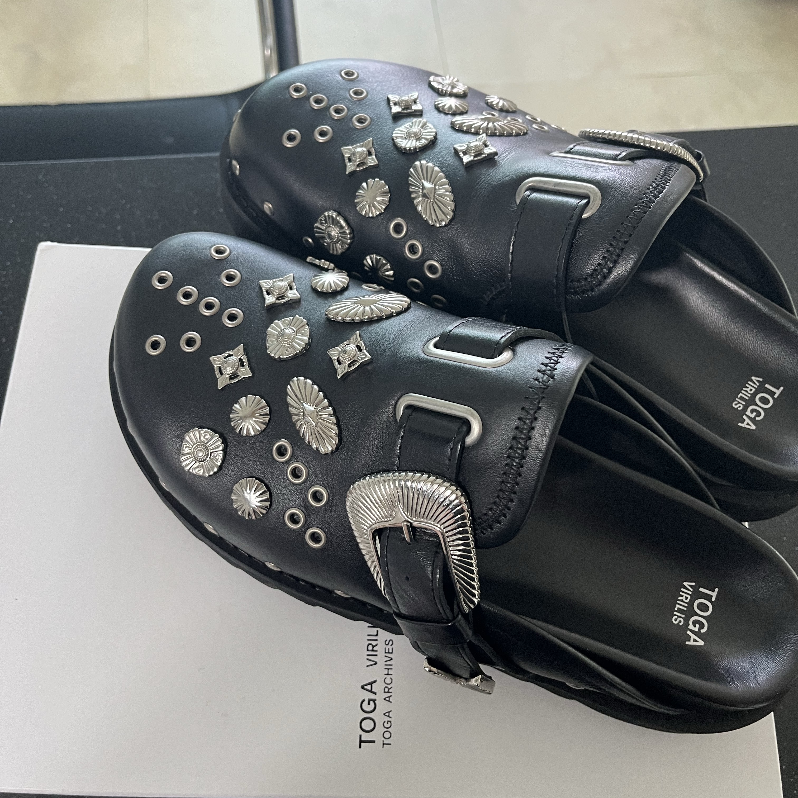 Toga Virilis AJ1066 Mules Leather Black 착용 스타일