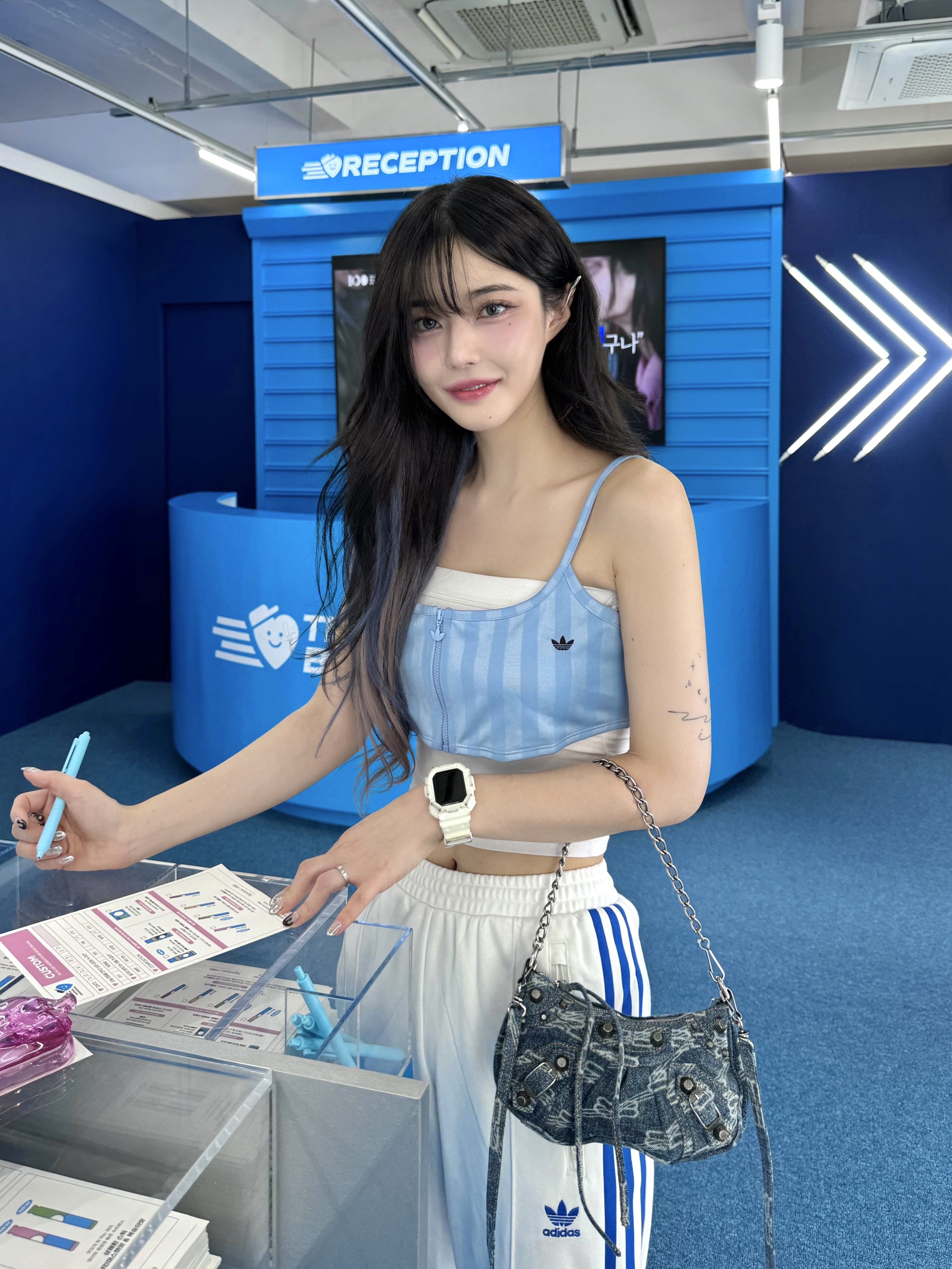 Gucci x Adidas GG Platform Sandal Blue, Balenciaga Le Cagole Mini Bag with Chain BB Monogram Bleached Denim Blue 착용 스타일 - 3
