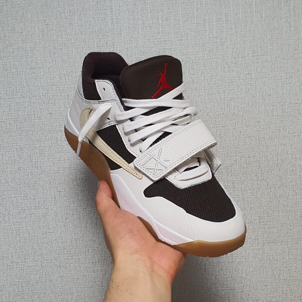 Jordan x Travis Scott Jumpman Jack TR Sail and Dark Mocha 착용 스타일 - 1