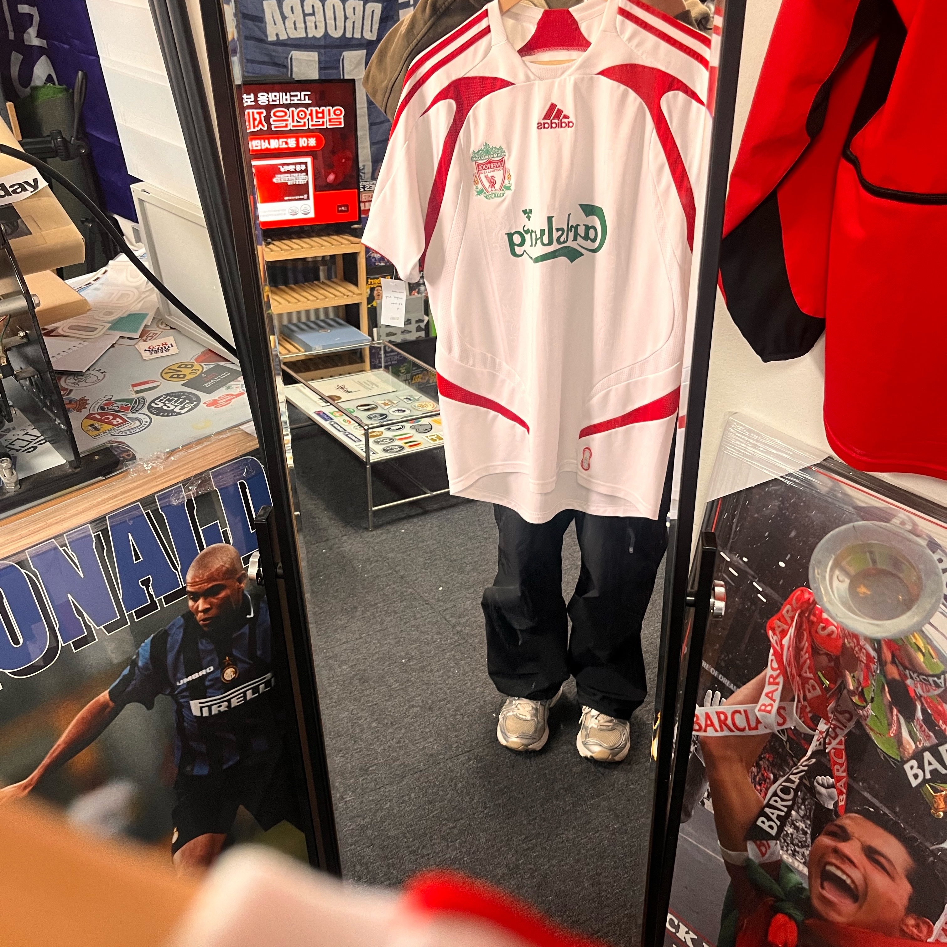 Nike Liverpool FC 2020/21 Dri-Fit Stadium Home SS Jersey Gym Red (Non Marking Ver.), Nike Liverpool FC 2022/23 Stadium Home Dri-Fit Jersey Red (Non Marking Ver.) 착용 스타일 - 1