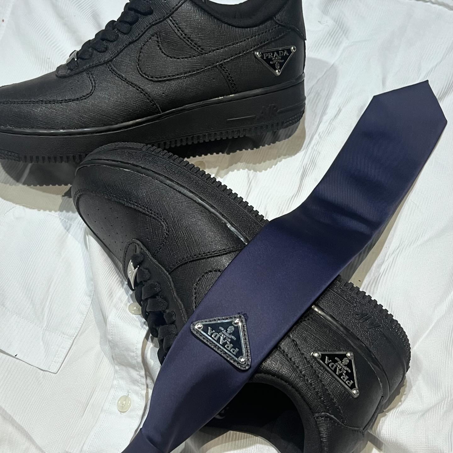 Prada Saffiano Leather Smartphone Case Black, Nike Air Force 1 '07 Low Triple Black 착용 스타일 - 2