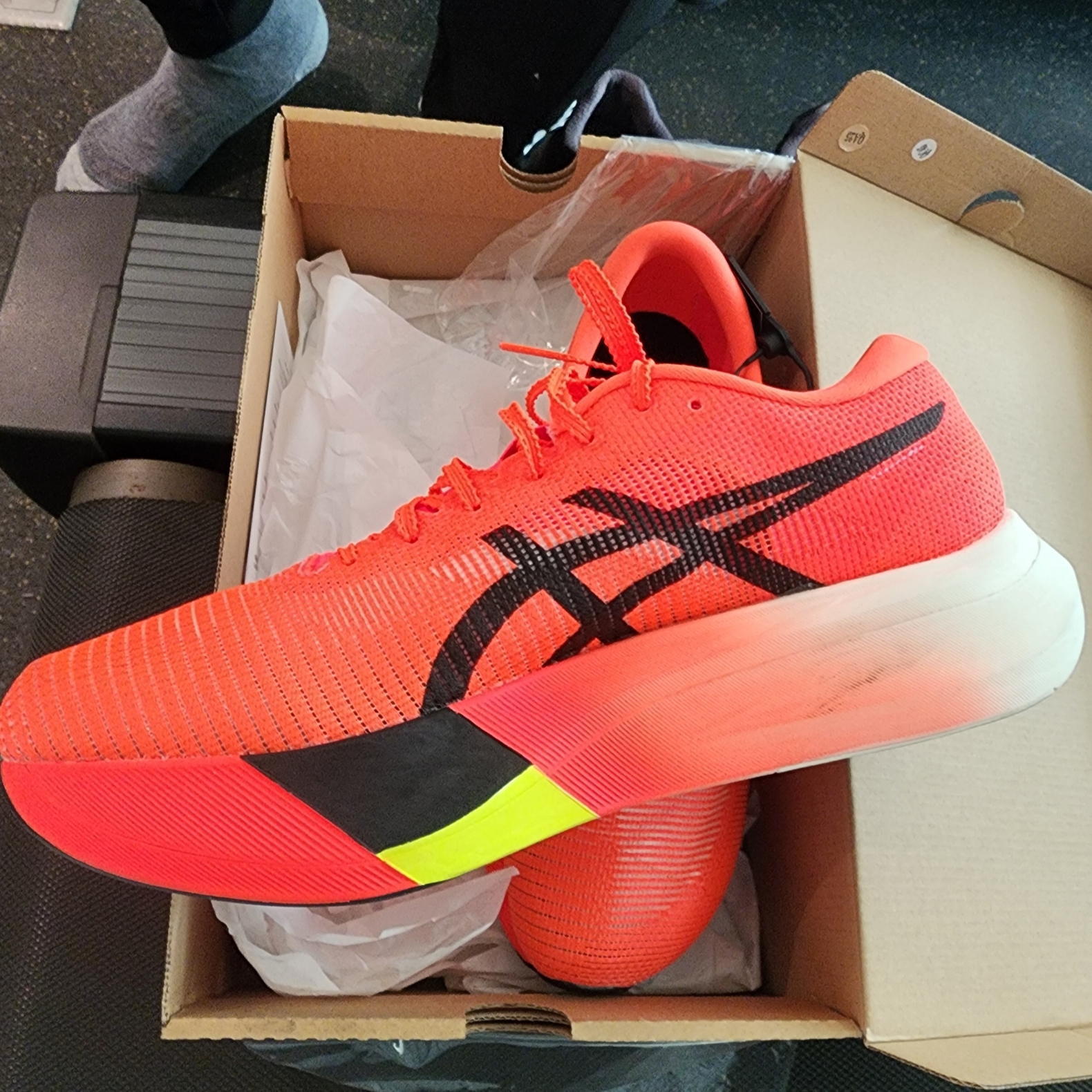 Asics Metaspeed Edge Paris Sunrise Red Black 착용 스타일