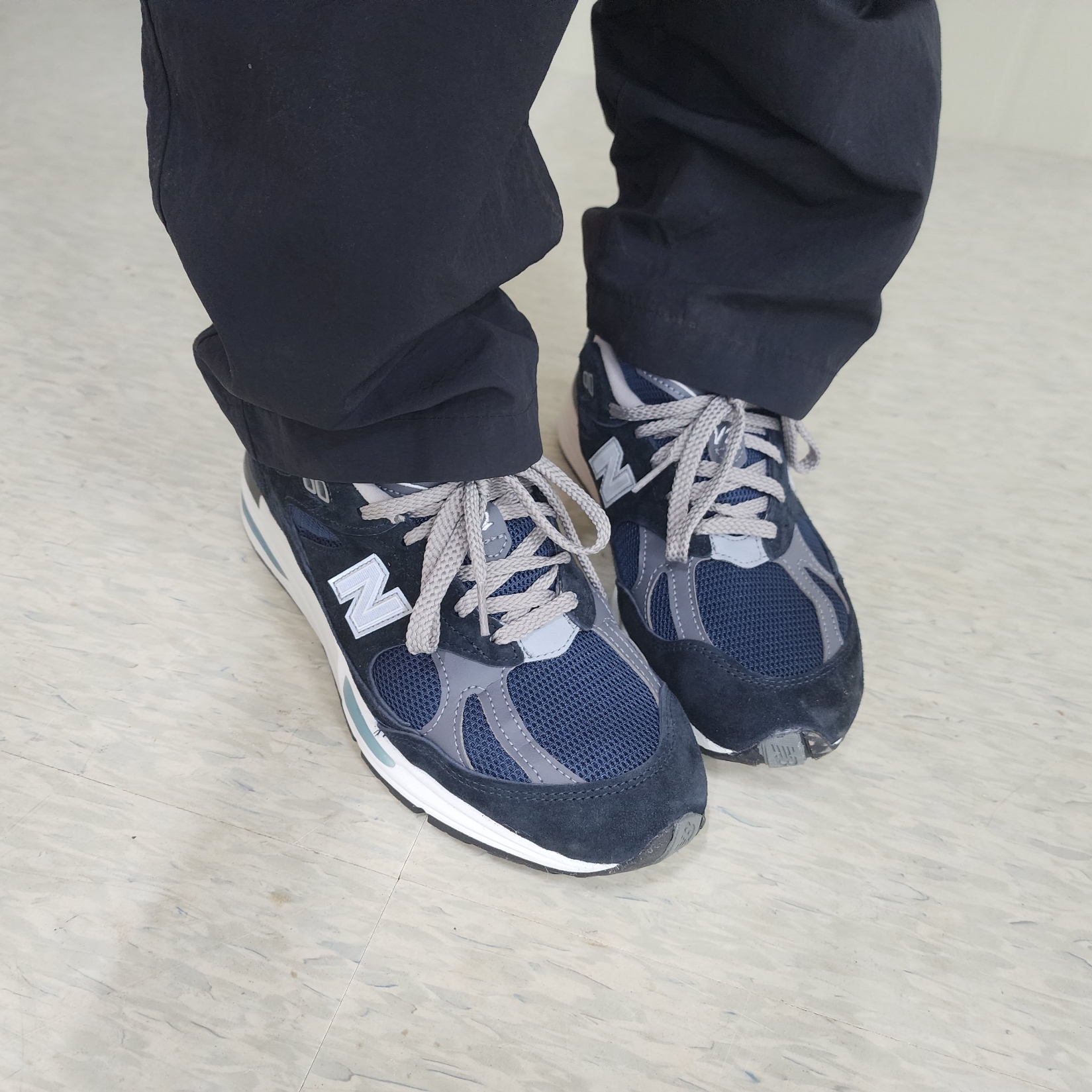 New Balance 991v2 Made in UK Dark Navy Smoked Pearl 착용 스타일 - 1