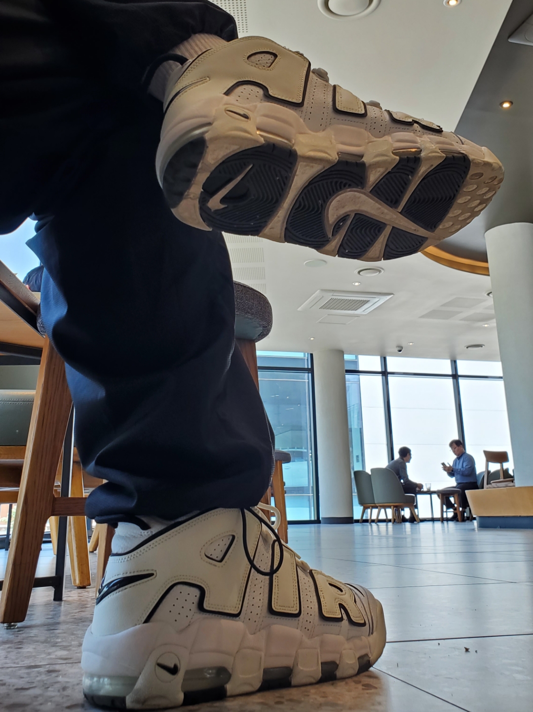 (W) Nike Air More Uptempo Summit White 착용 스타일 - 3