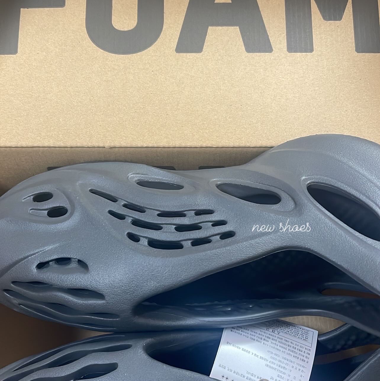 Adidas Yeezy Foam RNNR Carbon 착용 스타일