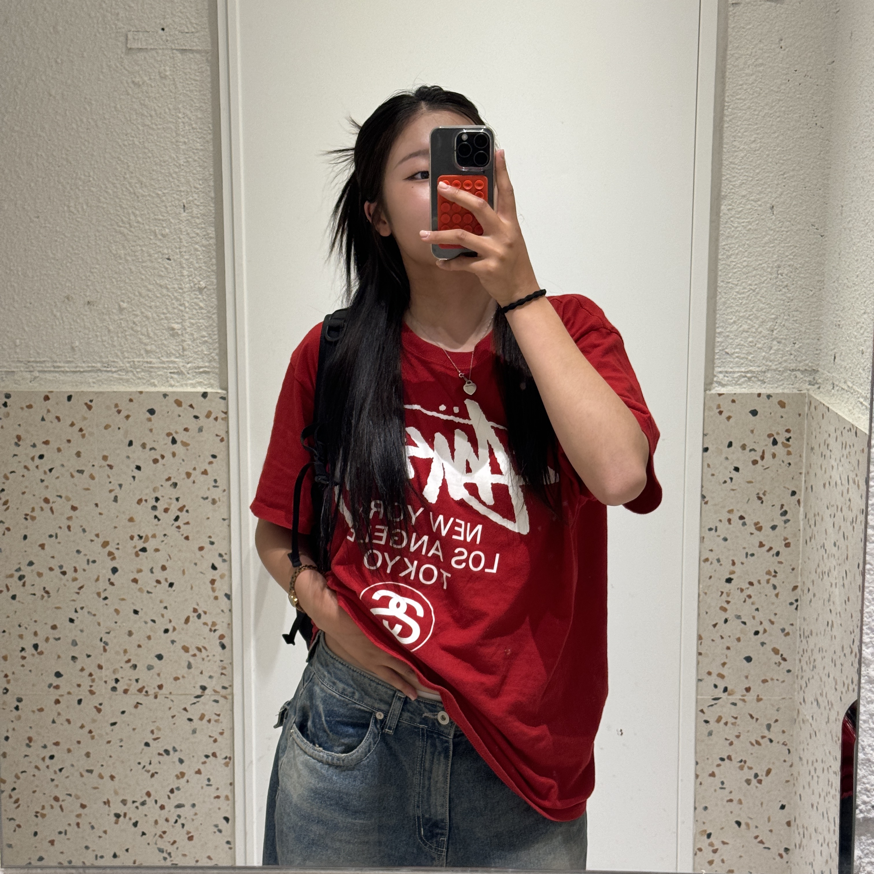 Stussy World Tour T-Shirt Dark Red 착용 스타일 - 1