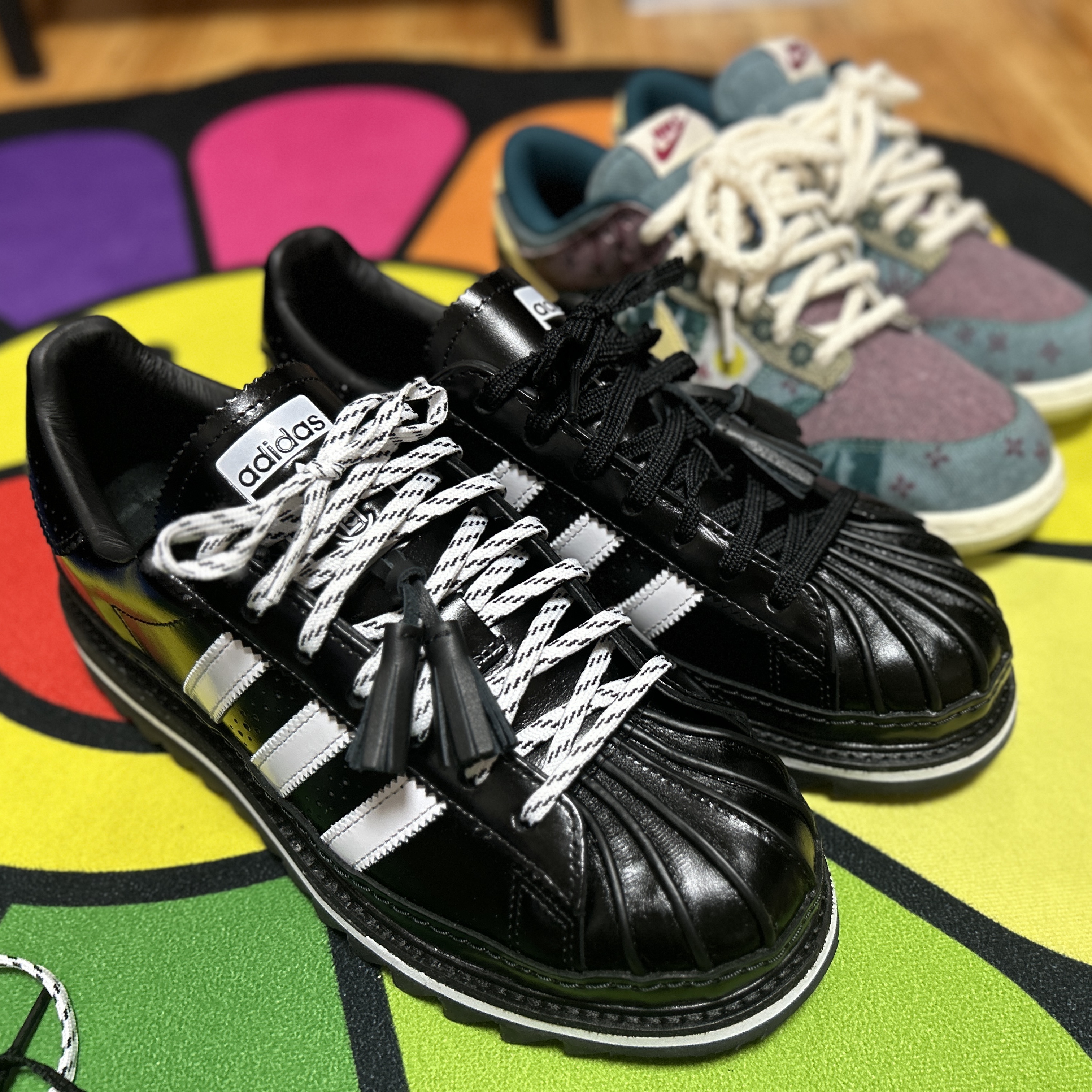 Adidas x Clot Superstar Core Black Cloud White 착용 스타일