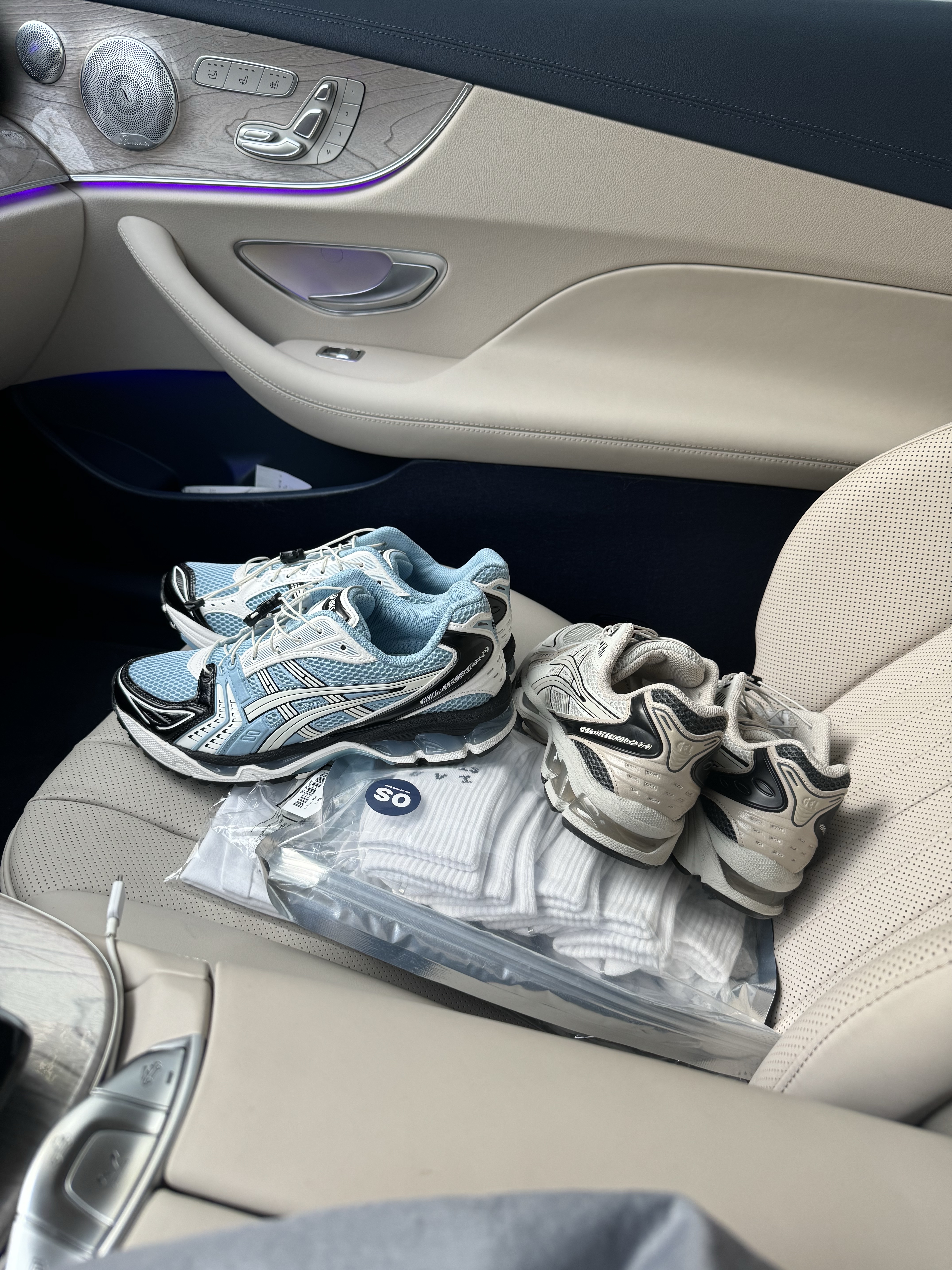 Asics Unlimited Gel-Kayano 14 Mist Cream, Asics Unlimited Gel-Kayano 14 Smoke Grey 착용 스타일