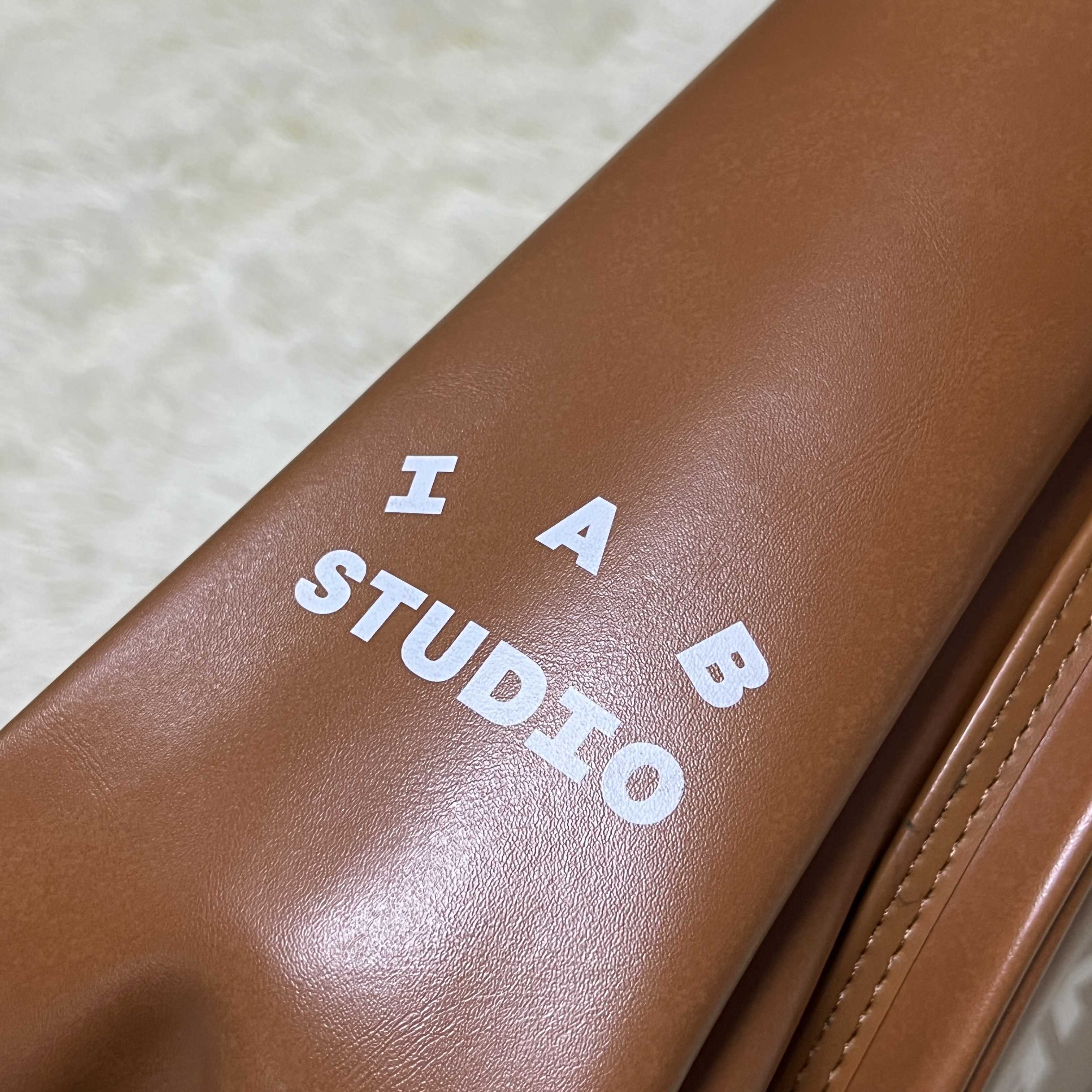 IAB Studio x Yonex Racquet Bag Caramel 착용 스타일 - 2