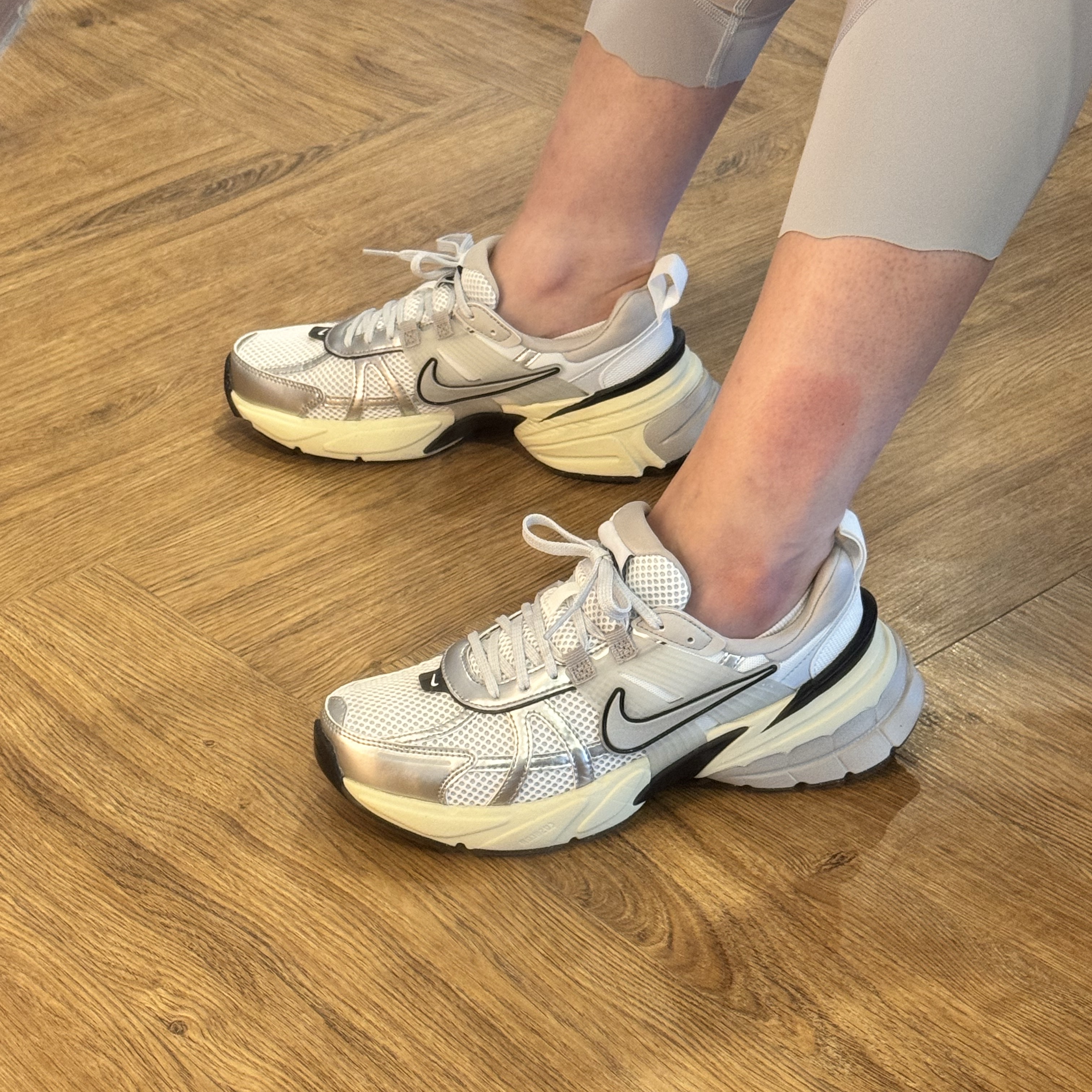 Nike V2K Run Summit White Metallic Silver 착용 스타일 - 1