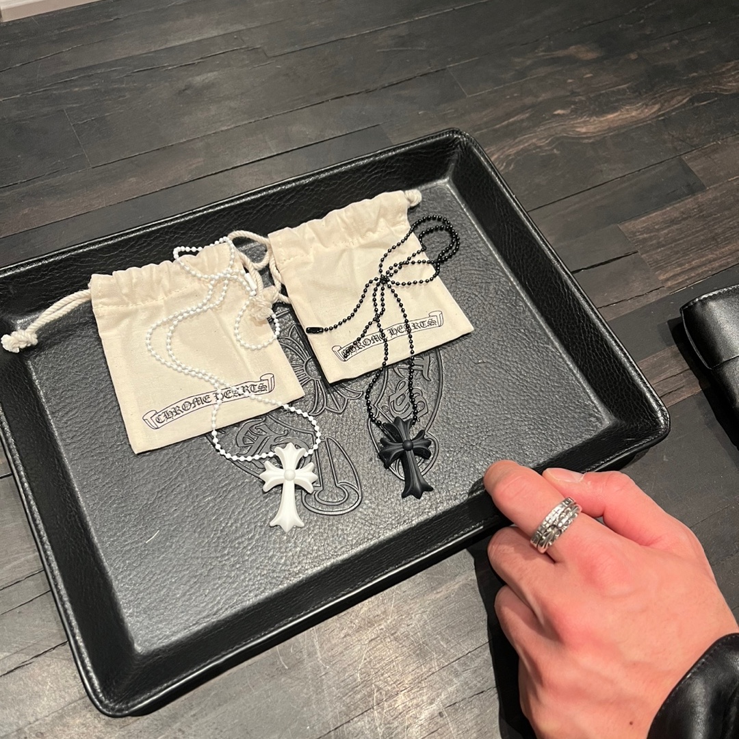 Chrome Hearts Silichrome CH Cross Pendant Black 2022/2023/2025, Chrome Hearts Silichrome CH Cross Pendant White 2022/2023 착용 스타일