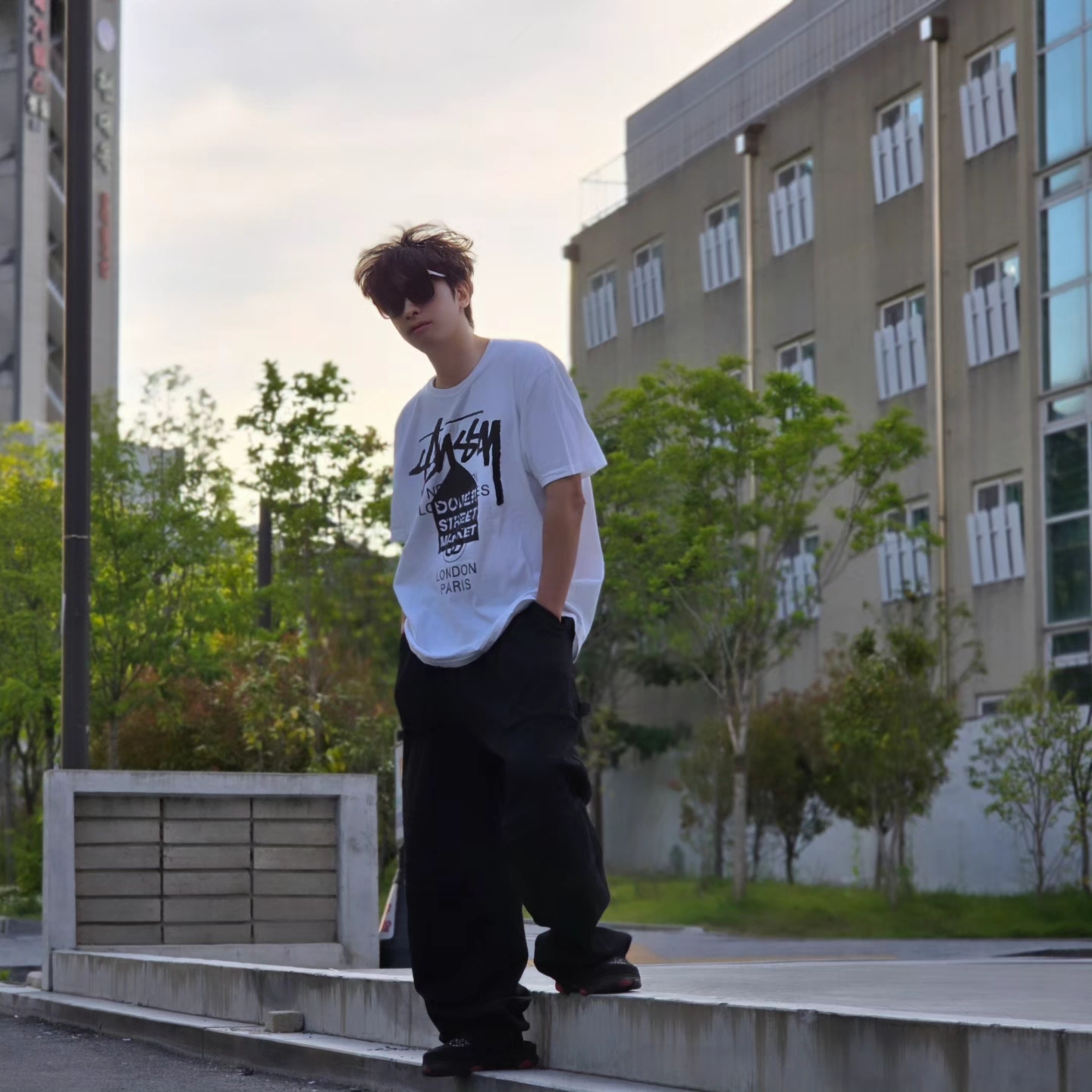 Crocs x Staple Classic All Terrain Clog Black, Stussy DSM World Tour T-Shirt White 착용 스타일 - 5