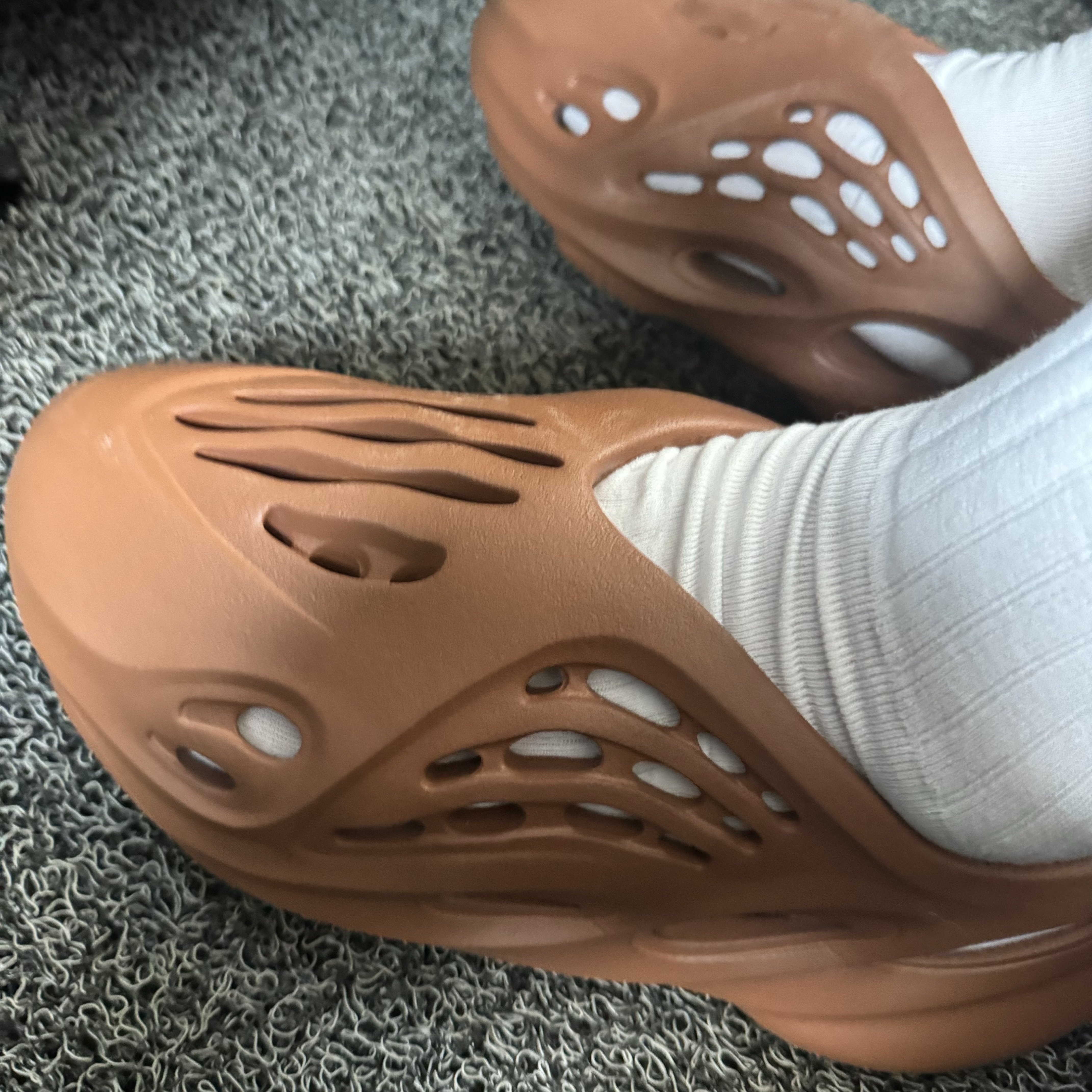 Adidas Yeezy Foam RNNR Clay Red 착용 스타일