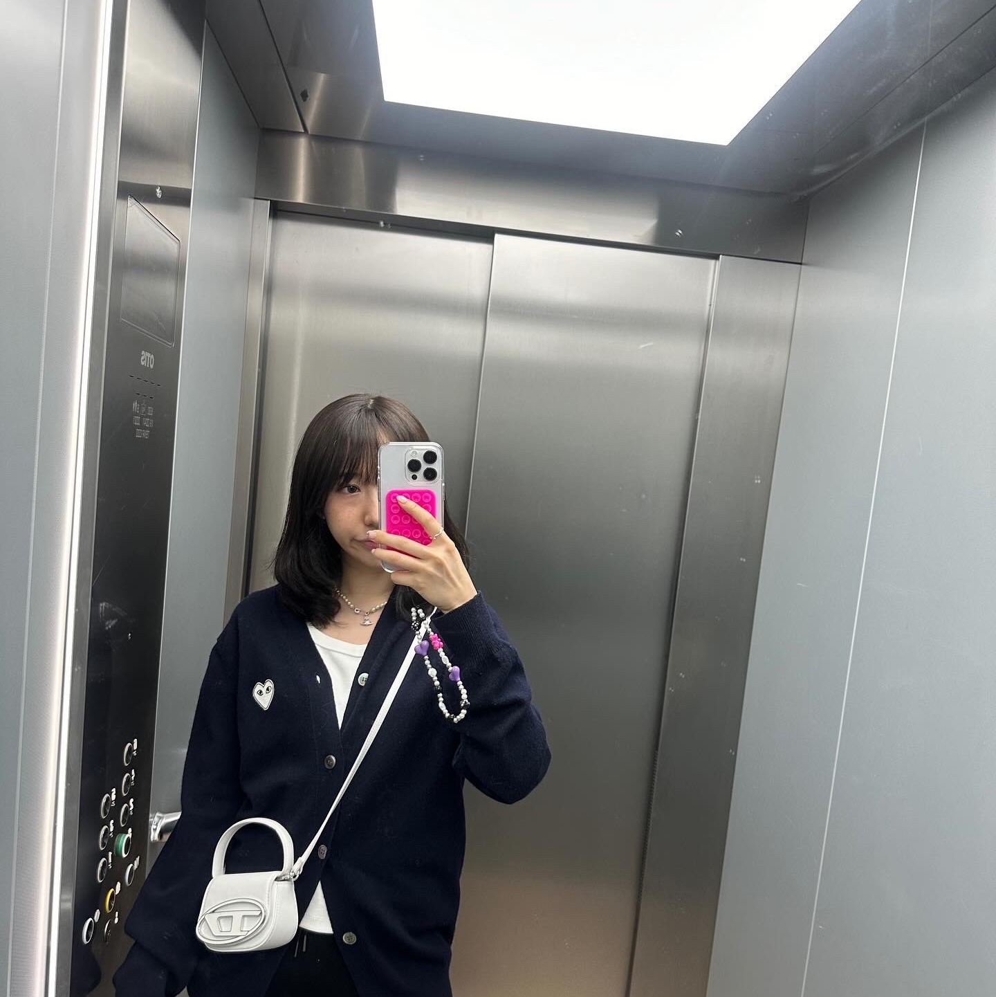 Diesel 1DR Mini Bag Plaque White, Play Comme des Garcons White Heart Knit Cardigan Navy 착용 스타일